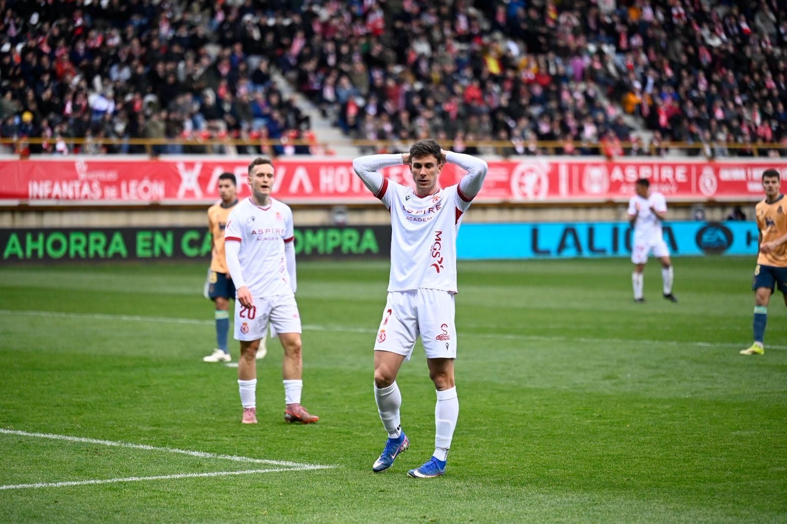 Collado y Tresaco se lamentan tras una ocasión errada frente al Racing. | SAÚL ARÉN