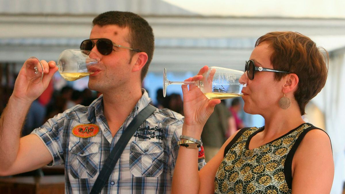 Dos personas consumen vino en una feria. | CÉSAR SÁNCHEZ (ICAL)