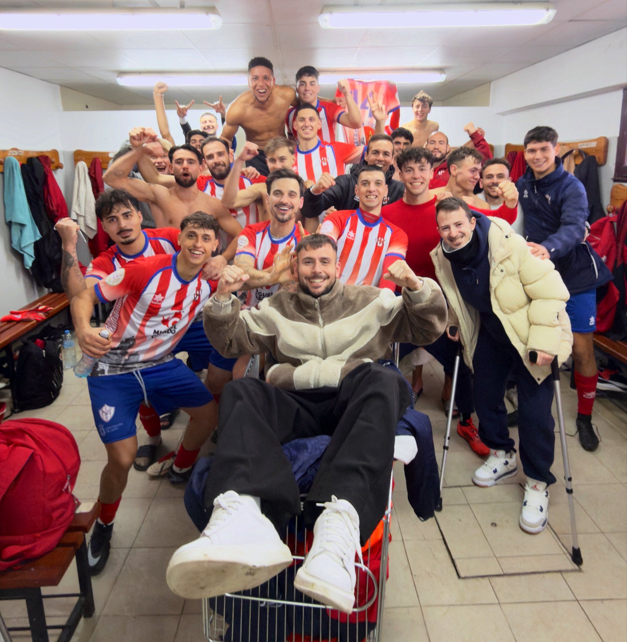 Celebración de la plantilla del Bembibre tras su victoria ante el Numancia B. AB