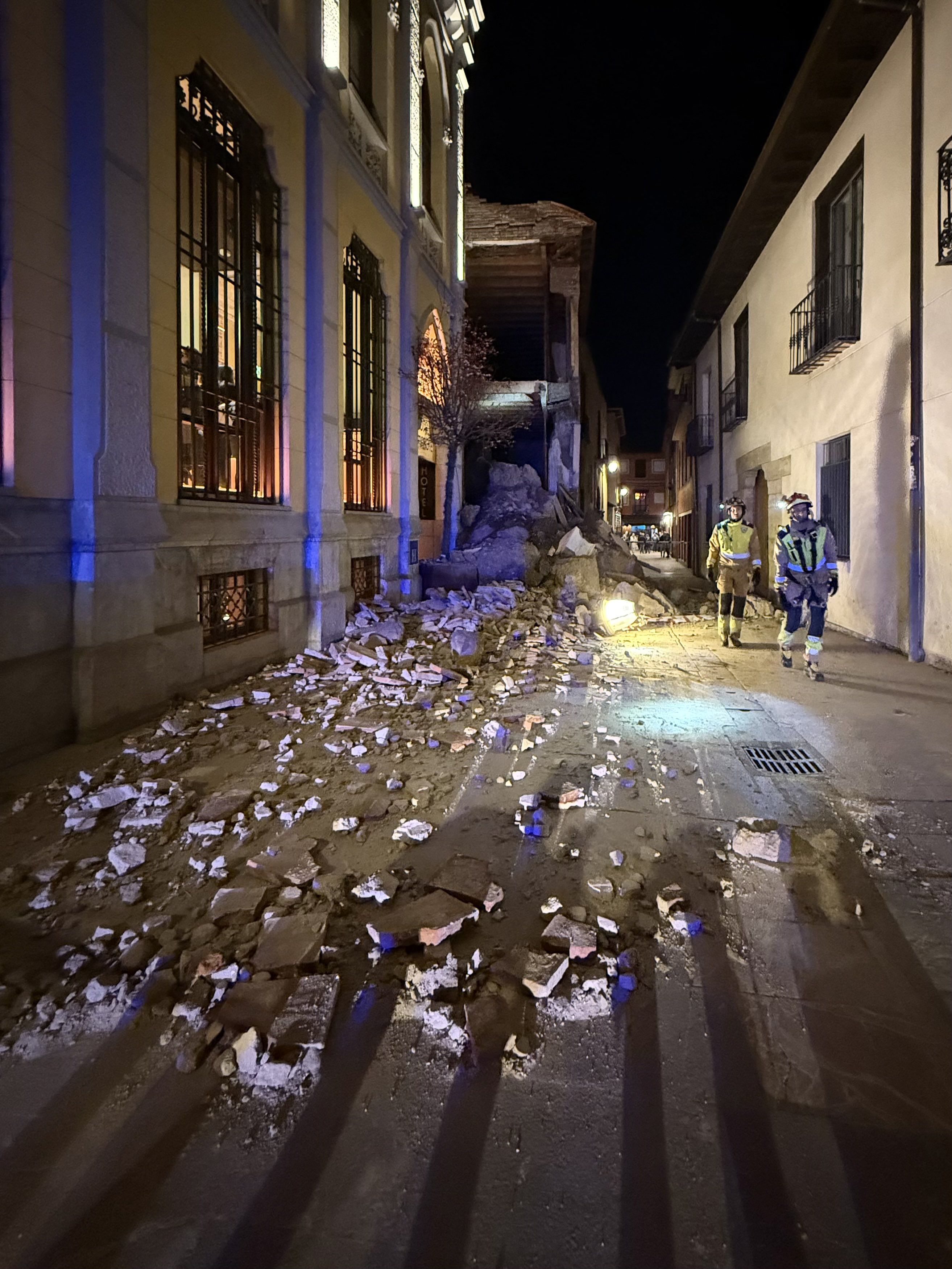 La puerta del hotel Camarote, cubierta de escombros. | BOMBEROS DE LEÓN