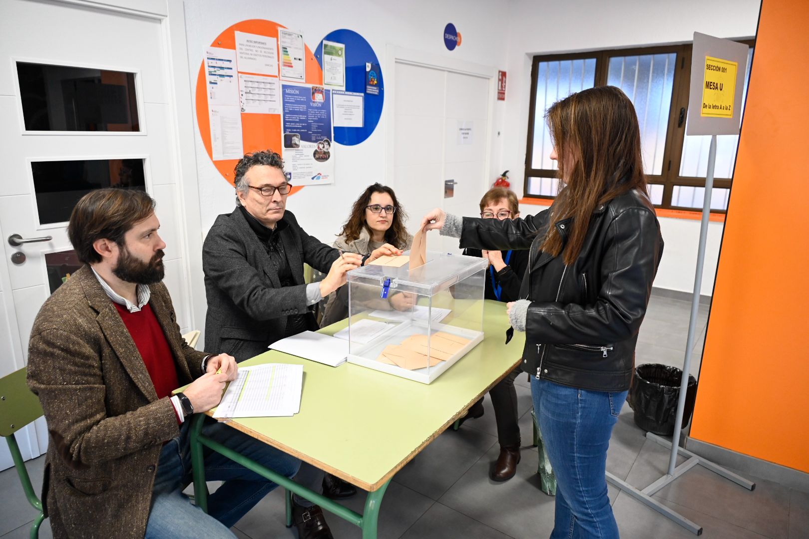 Una de las primeras votantes de la mañana en un colegio de León. | SAÚL ARÉN