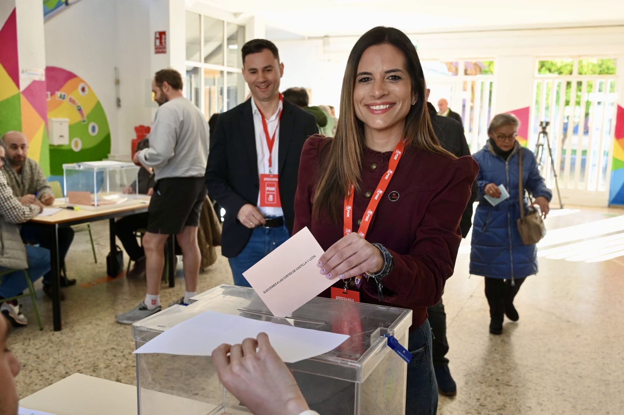 Nuria Rubio ejerce su derecho a voto. | ICAL