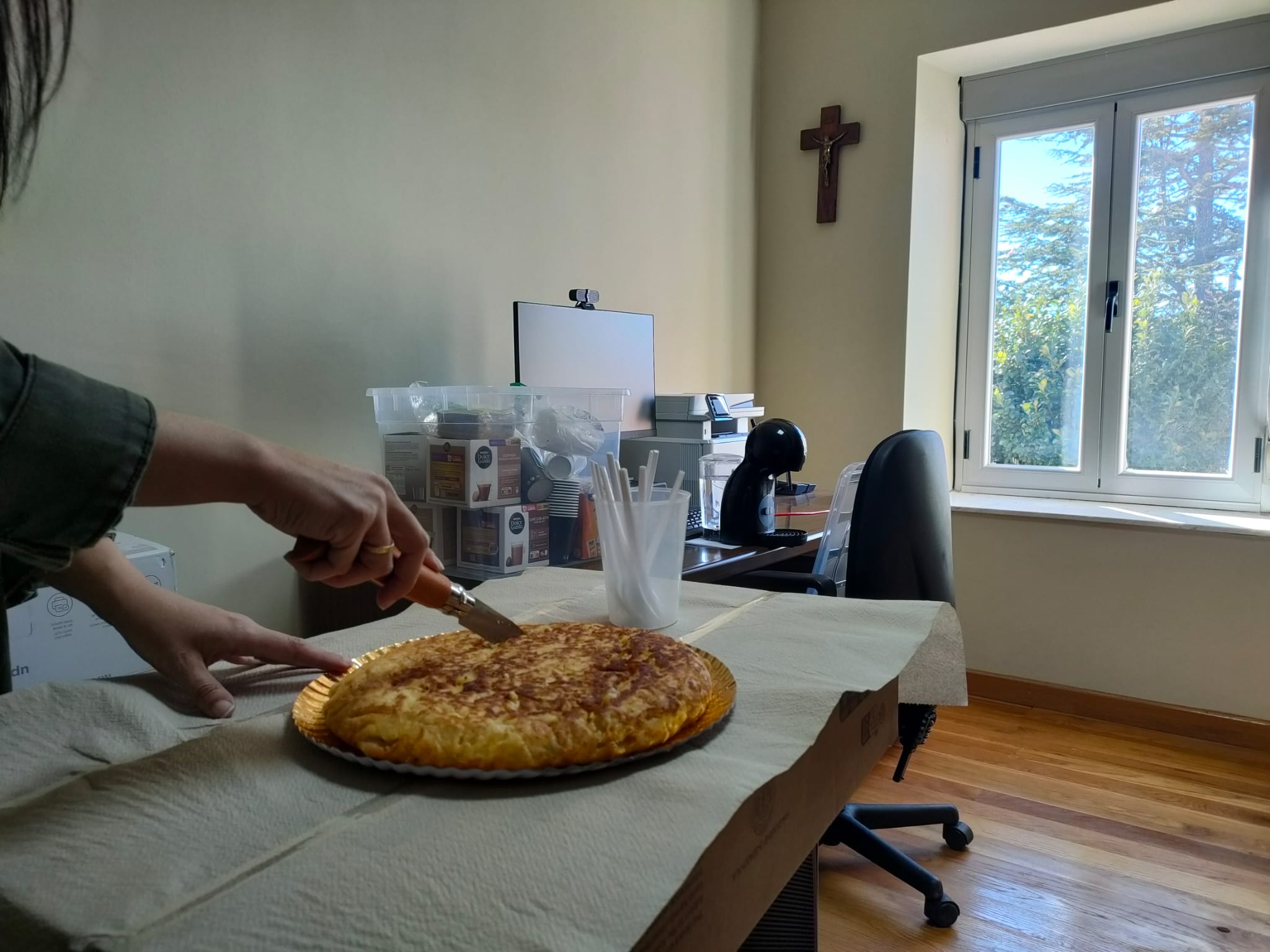 Tortilla para 'aliviar' la jornada a los miembros de la mesa. | L.N.C.