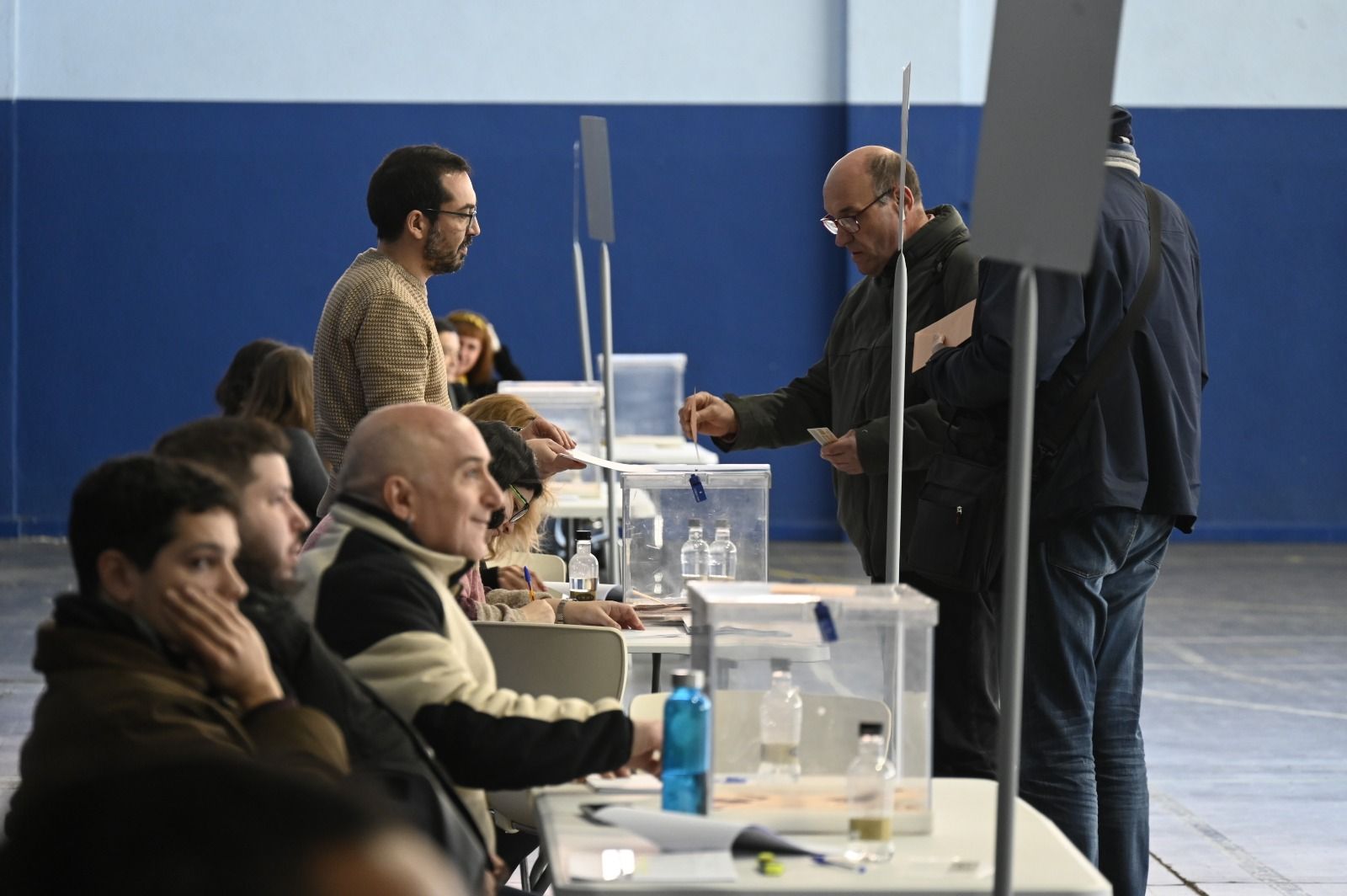Imagen de un colegio en León este domingo. | SAÚL ARÉN