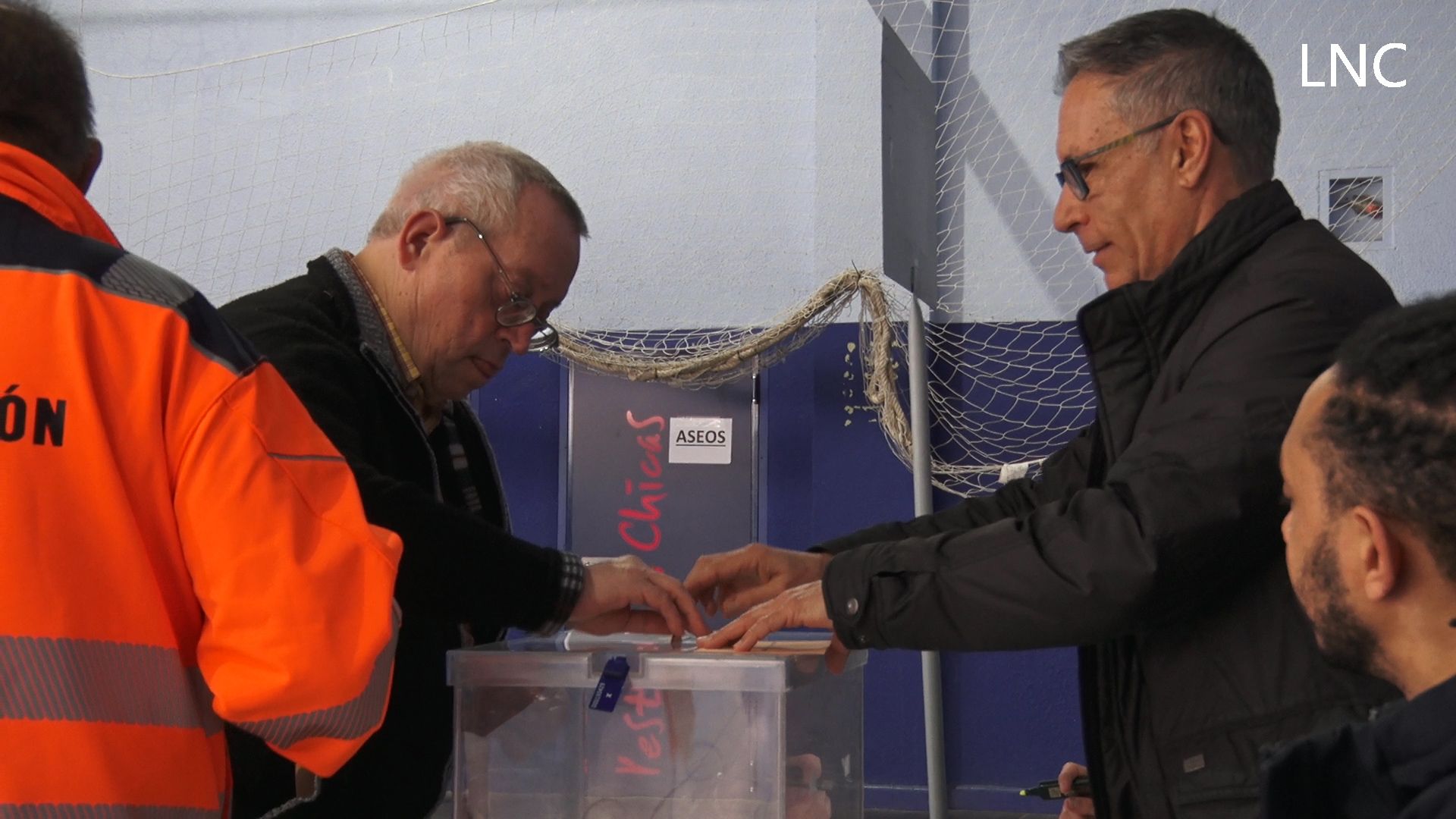 Un hombro en el que apoyarse para no faltar a la fiesta de la democracia