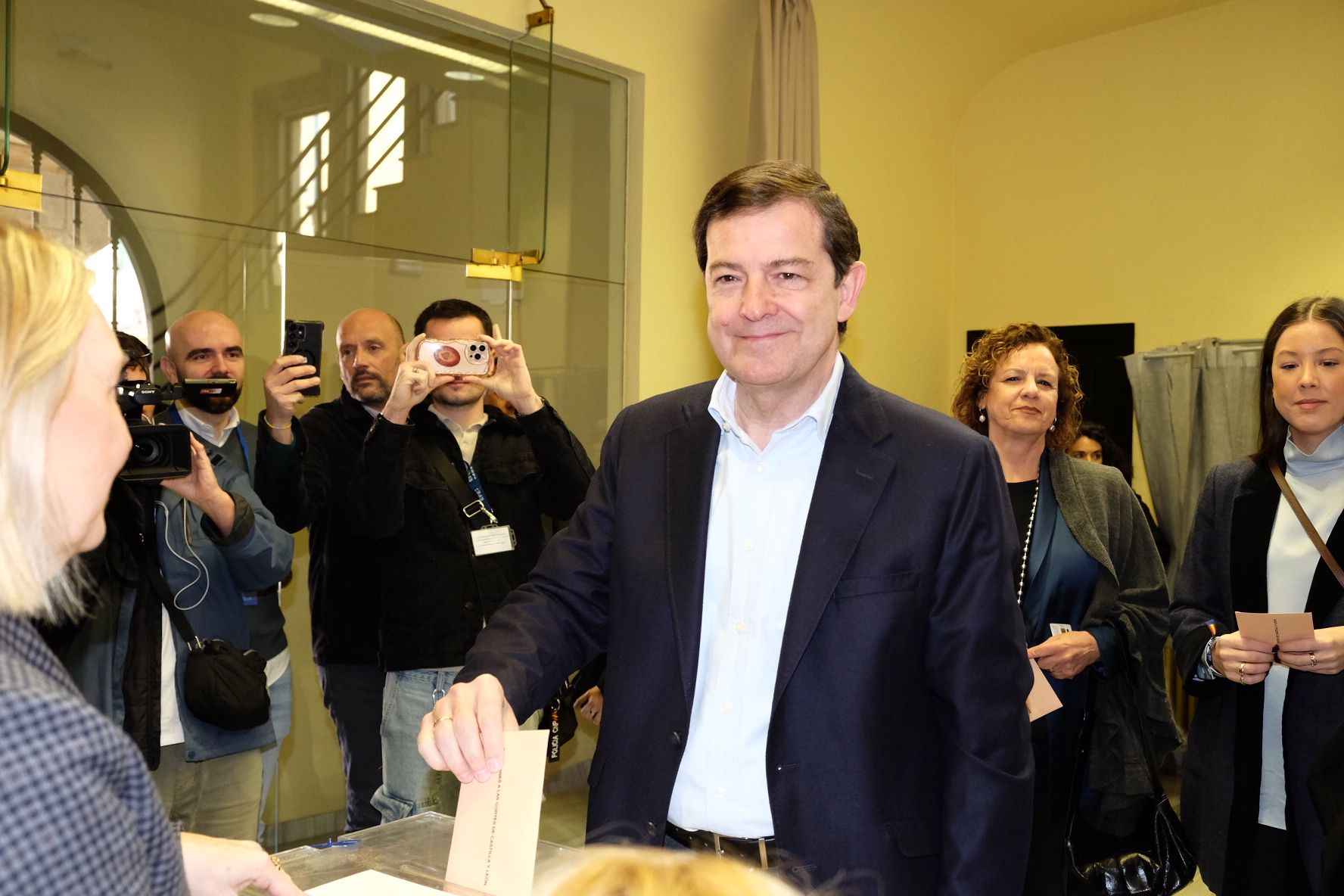 Alfonso Fernández Mañueco, candidato del PP a la reelección, vota este domingo en Salamanca. | ICAL