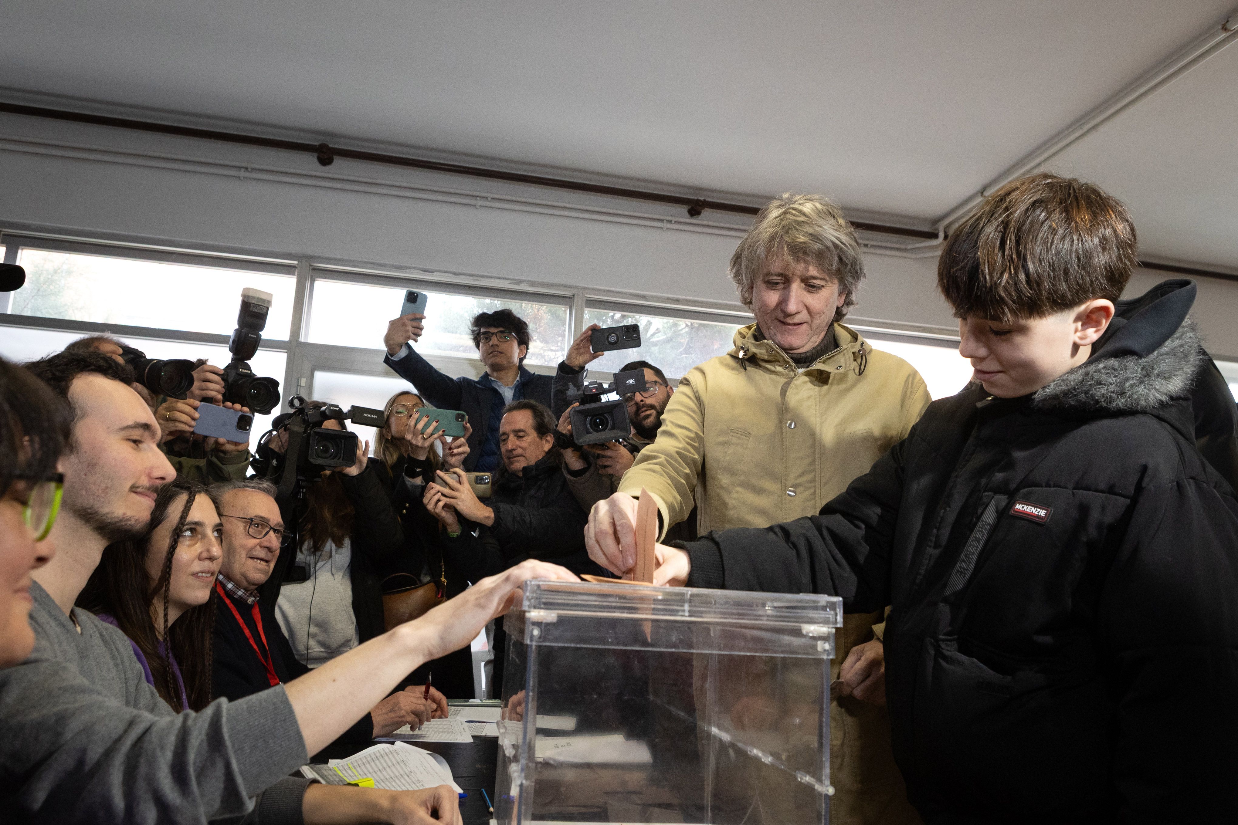 El candidato del PSOE a la Junta, Carlos Martínez, vota en Soria. | ICAL