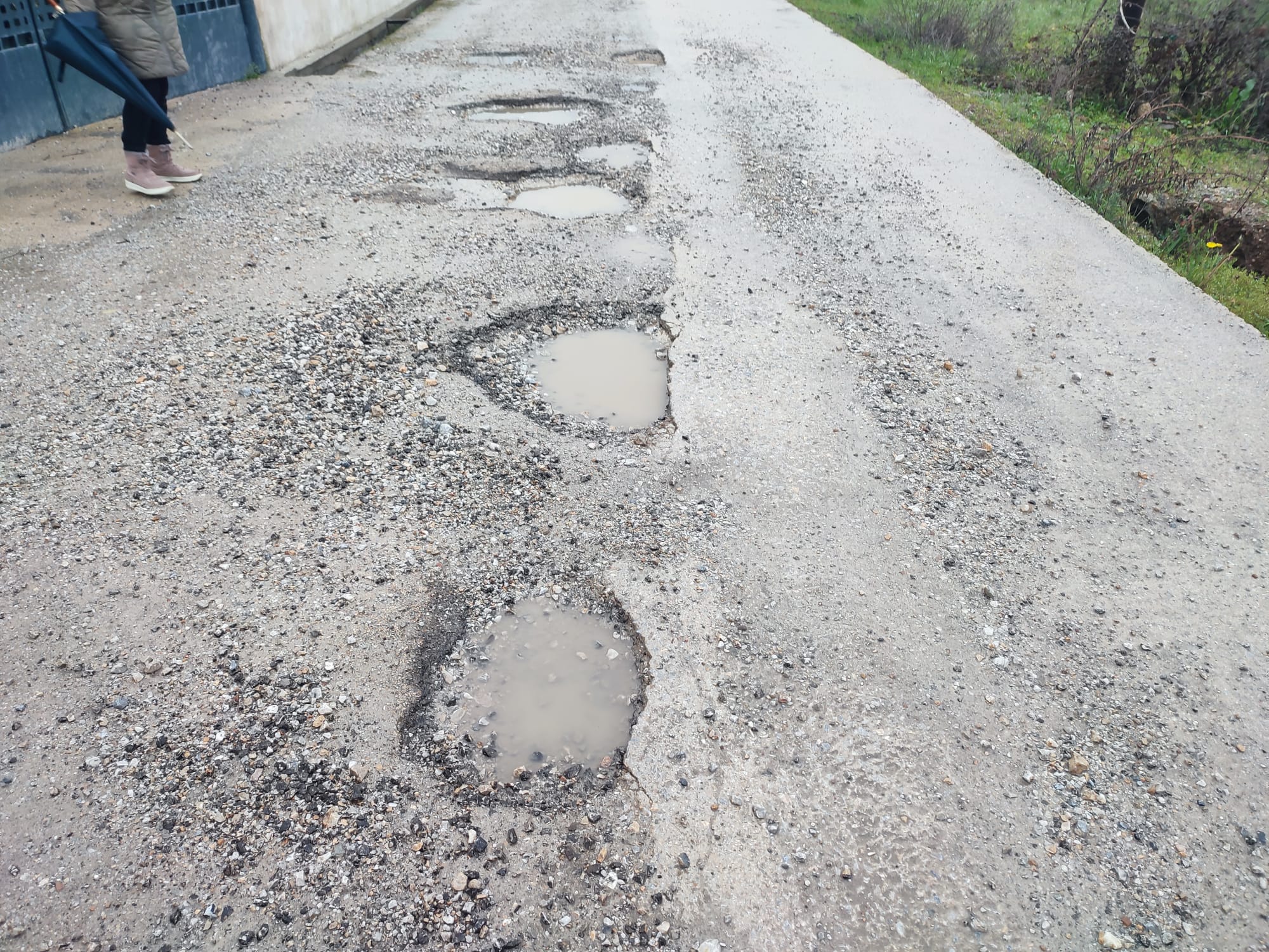 Los desperfectos en el vial son notables. 