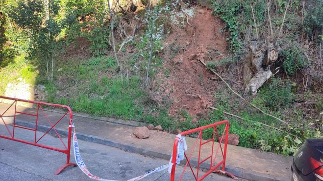 Un pequeño desprendimiento que se zanja con unas vallas para evitar problemas.