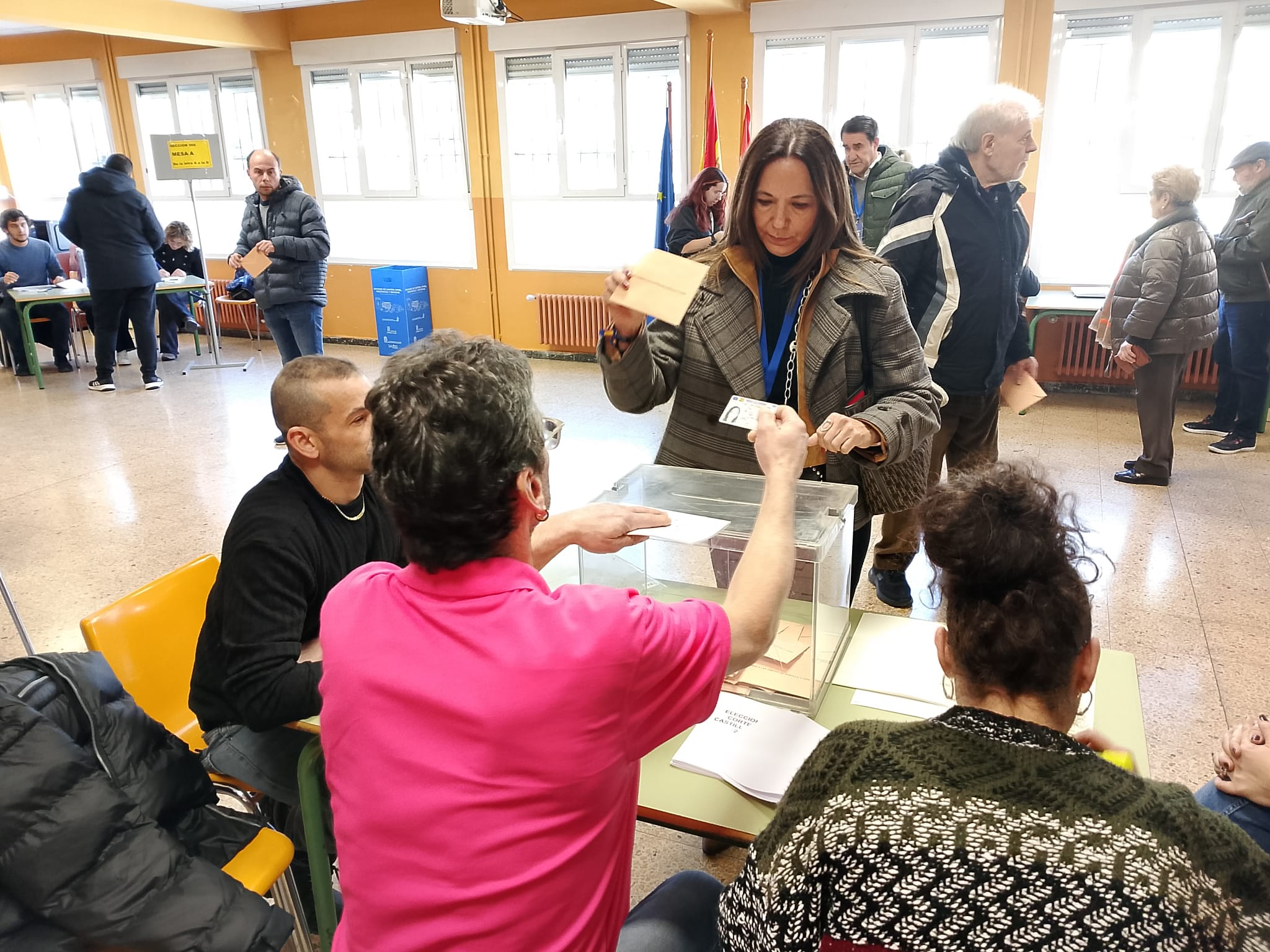 La candidata del PP de León a las Cortes, María José Álvarez Casais, vota en León. | L.N.C.