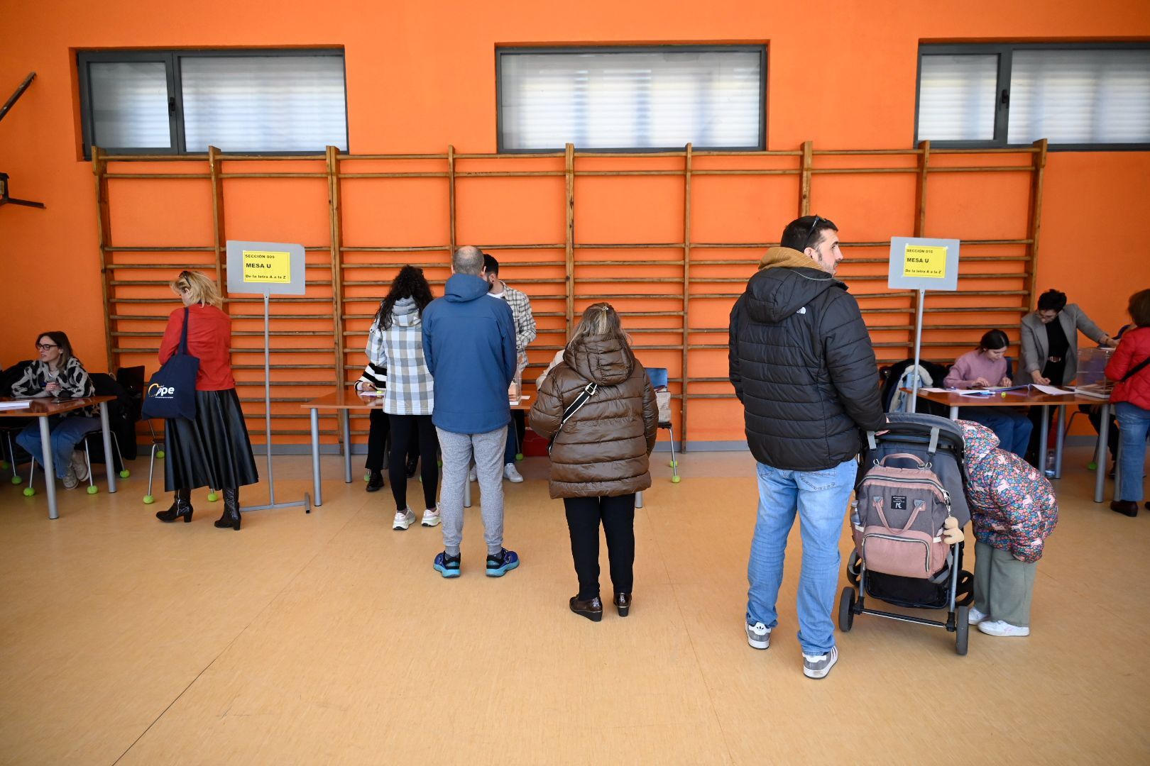 Votantes en un colegio de León este domingo 15 de marzo. | SAÚL ARÉN