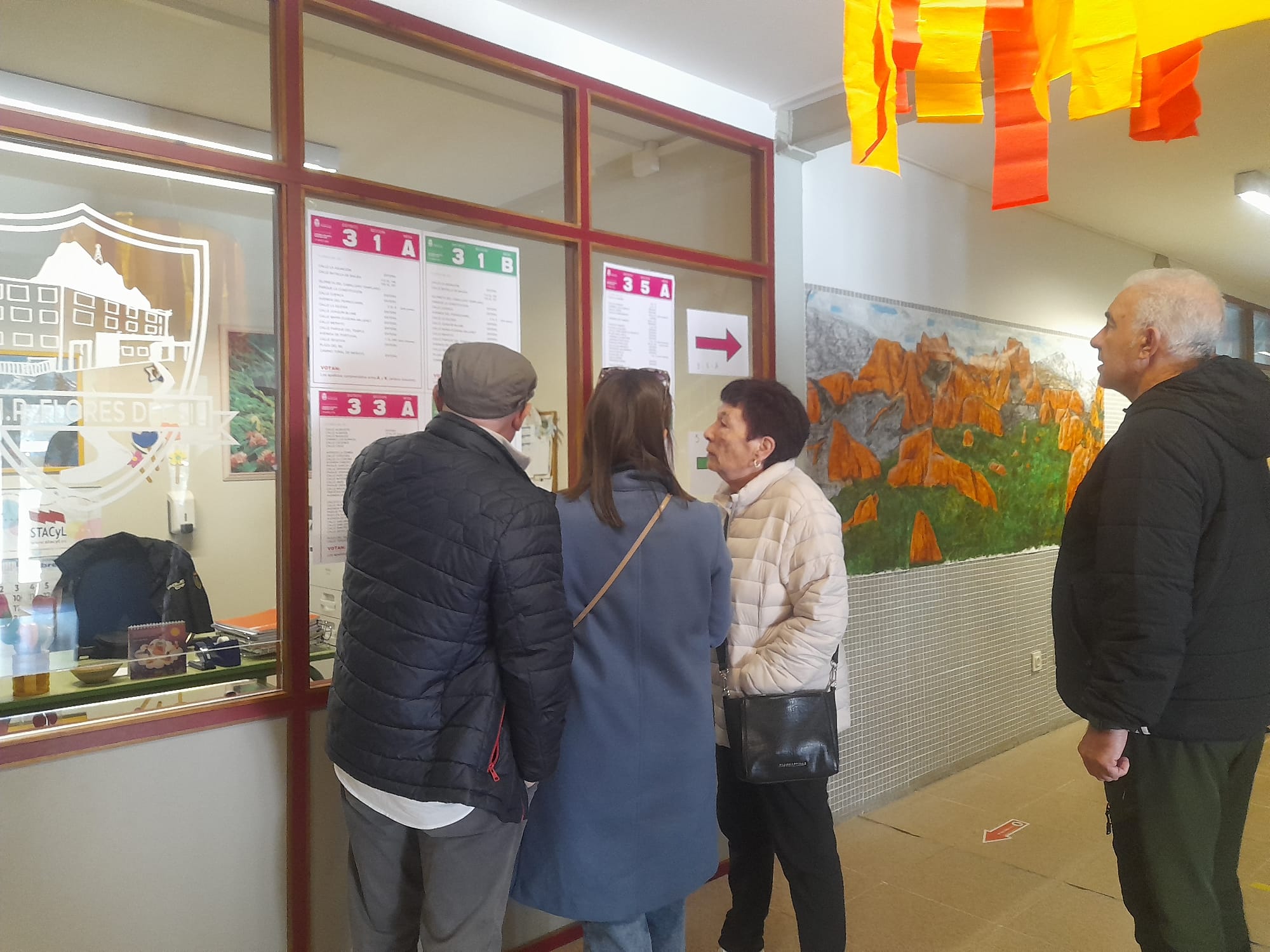 Votantes buscando su mesa electoral. | MAR IGLESIAS