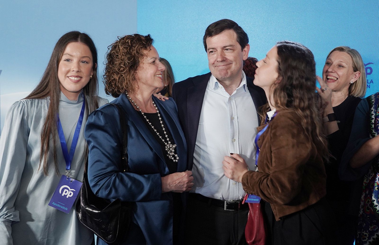 Mañueco, junto a su familia, celebrando el triunfo. | ICAL