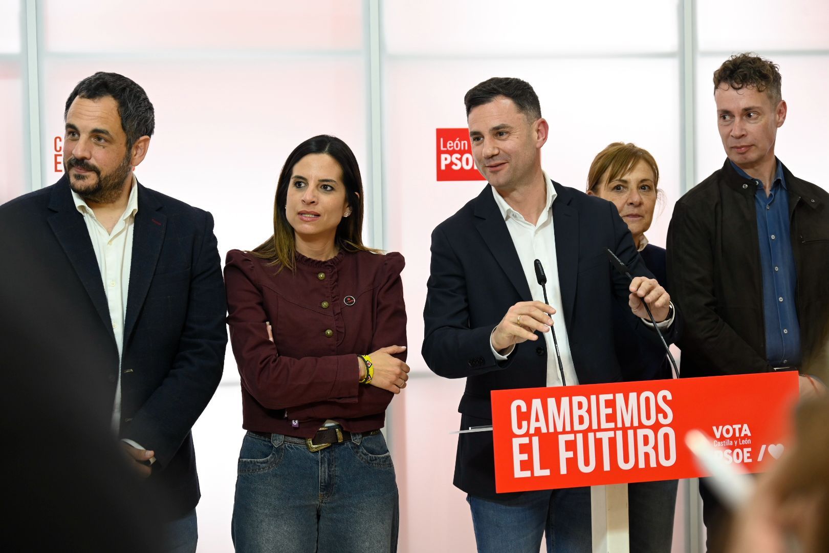 Comparecencia del núcleo duro socialista de León, tras una nueva victoria en la provincia que les otorga cuatro procuradores. | SAÚL ARÉN Comparecencia del núcleo duro socialista de León, tras una nueva victoria en la provincia que les otorga cuatro procuradores. | SAÚL ARÉN