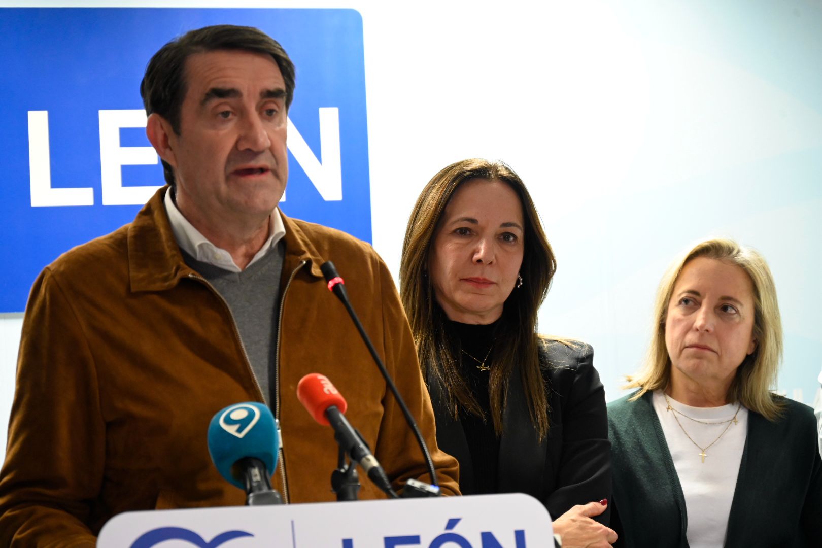 El PP de León, con Suárez-Quiñones a la cabeza, valora los resultados. | SAÚL ARÉN El PP de León, con Suárez-Quiñones a la cabeza, valora los resultados. | SAÚL ARÉN