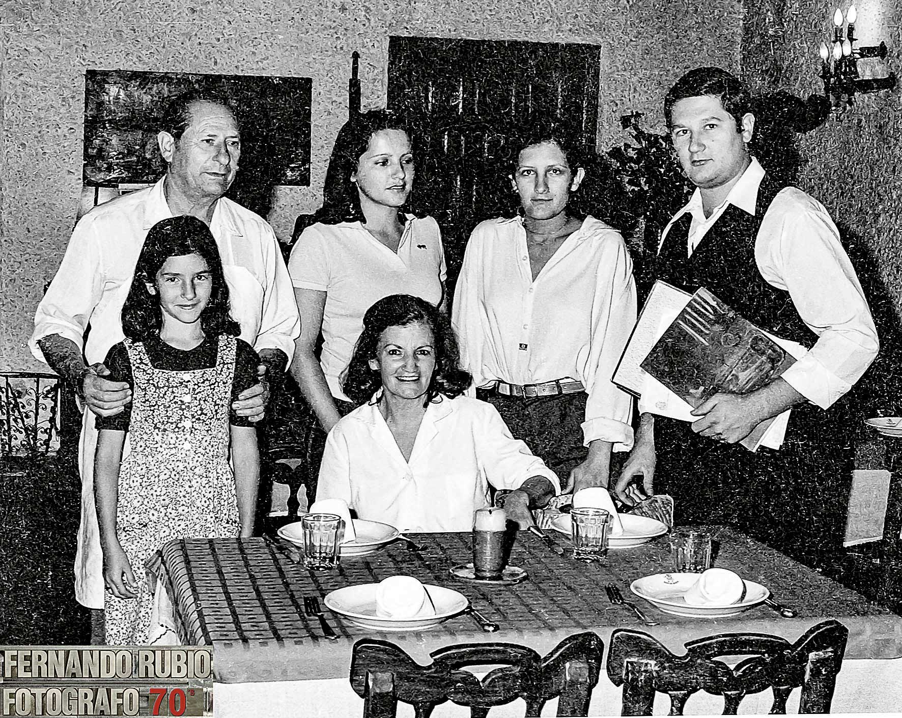 Marquitos en los años 70 y la familia al completo, en la misma época, alrededor de la madrina de una promoción de la  carrera de Derecho.| F.RUBIO 