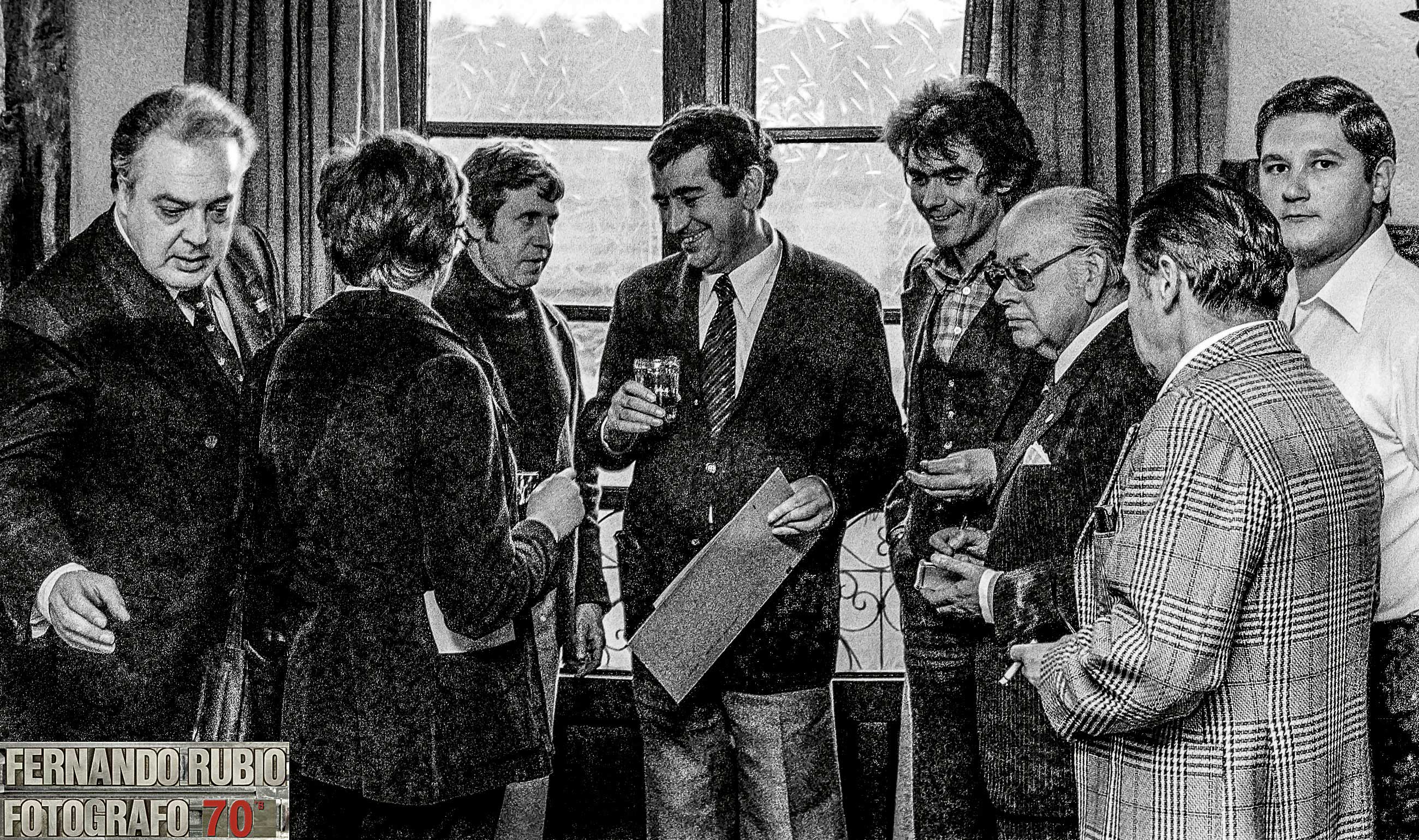 Marquitos con los miembros del Jurado de un concurso de fotografía, con Tonchi, Camino Gallego (de espaldas), Zurdo, Gamoneda, Linares Rivas...| F,RUBIO Marquitos con los miembros del Jurado de un concurso de fotografía, con Tonchi, Camino Gallego (de espaldas), Zurdo, Gamoneda, Linares Rivas...| F,RUBIO