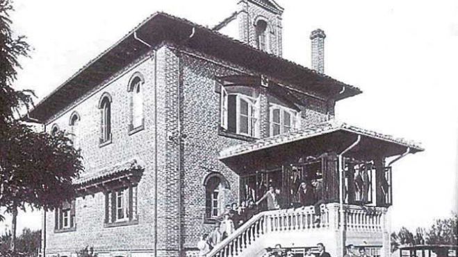 El chalet La Fontana, en la finca del mismo nombre El chalet La Fontana, en la finca del mismo nombre