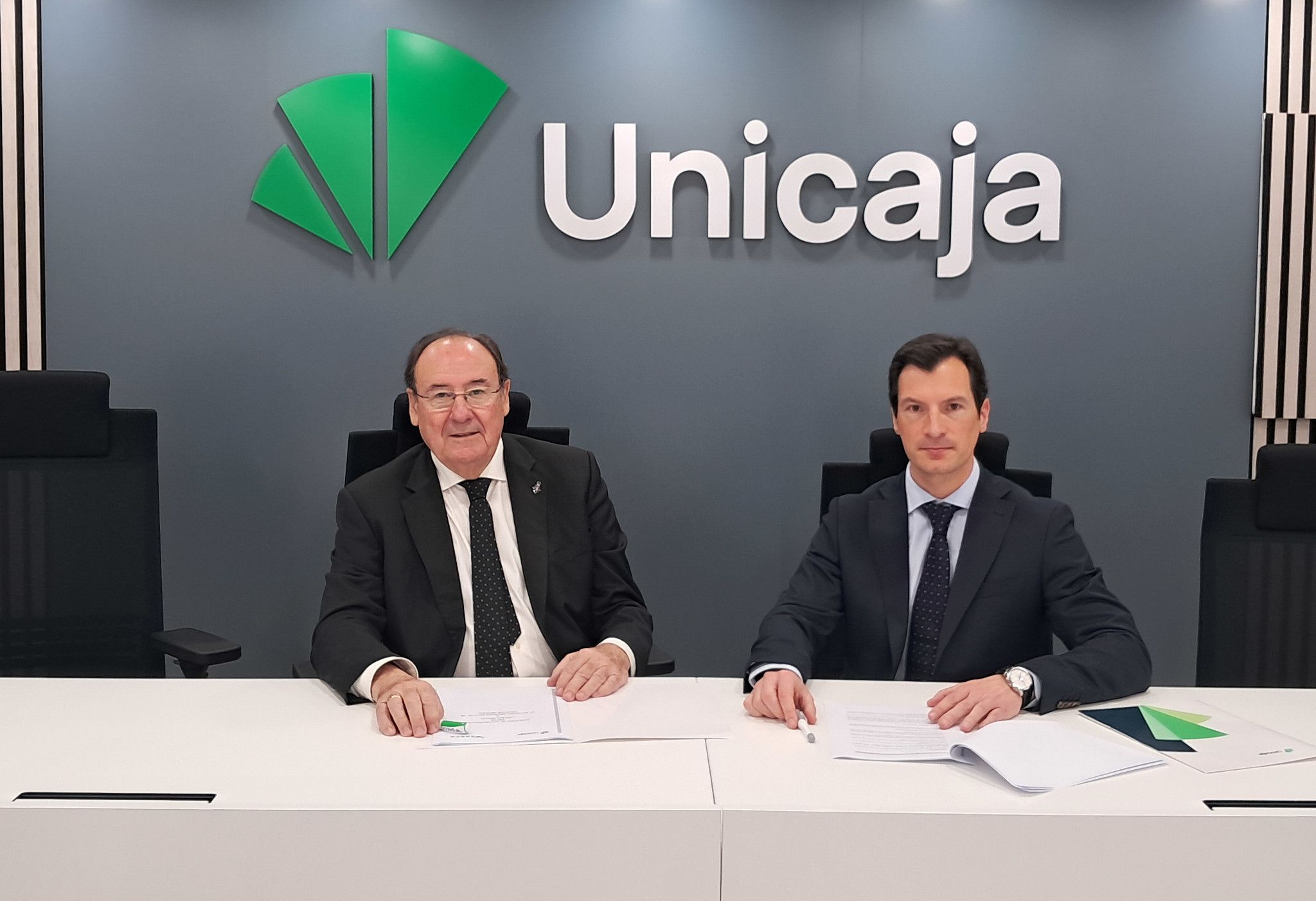 De izquierda a derecha, el presidente de SAECA, Pablo Pombo, y el director de Pymes, Negocios y Productos de Empresa de Unicaja, Santiago Casanova. | L.N.C.