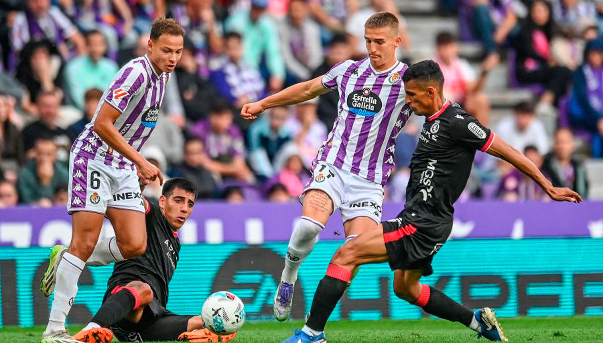 Víctor García y Ojeda pugnan por un balón dividido en el Valladolid - Cultural de la primera vuelta. | LALIGA