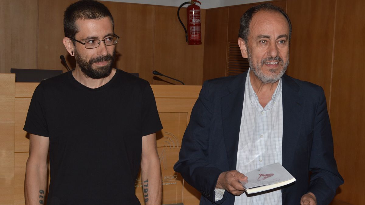 Carballo y Ovalle, en la presentación de ‘Poetextos’. | A. CARDENAL Carballo y Ovalle, en la presentación de ‘Poetextos’. | A. CARDENAL
