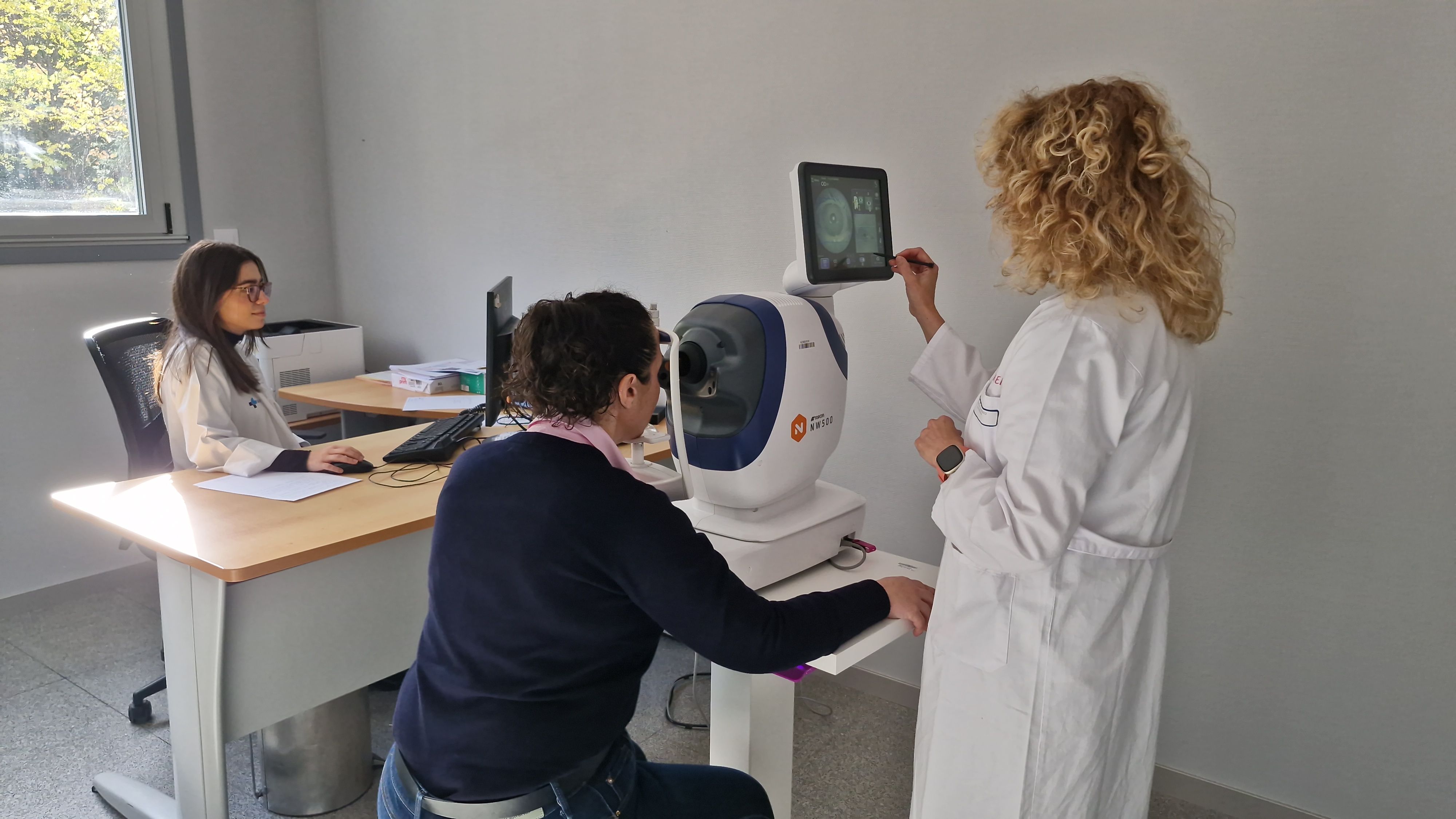 Una paciente de la Gasbi realiza las pruebas de retinopatía diabética en el Centro de Salud Ponferrada II.