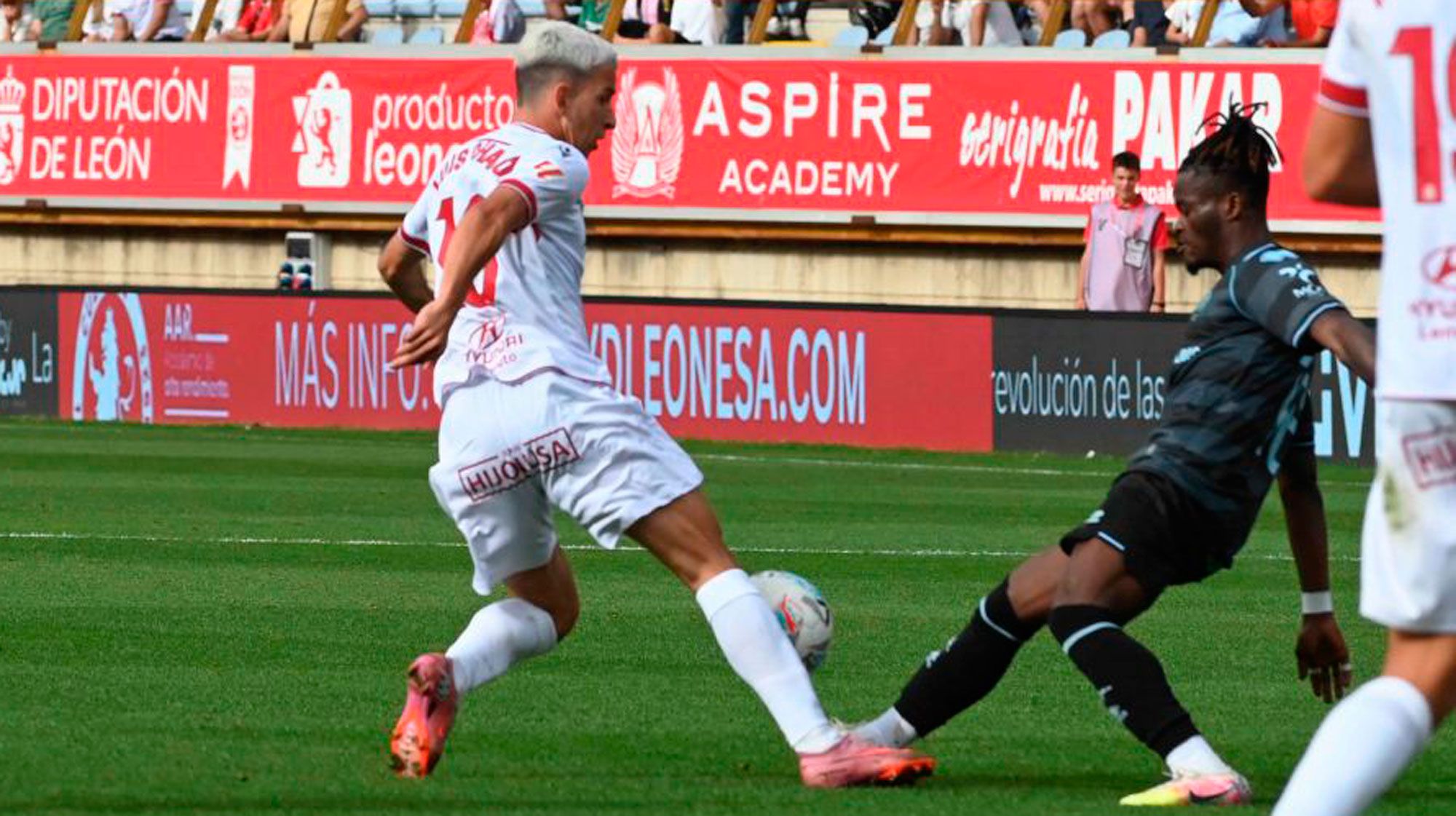 Chacón pelea un balón dividido con Cipenga en el Cultural - Castellón de la primera vuelta. | LALIGA Chacón pelea un balón dividido con Cipenga en el Cultural - Castellón de la primera vuelta. | LALIGA