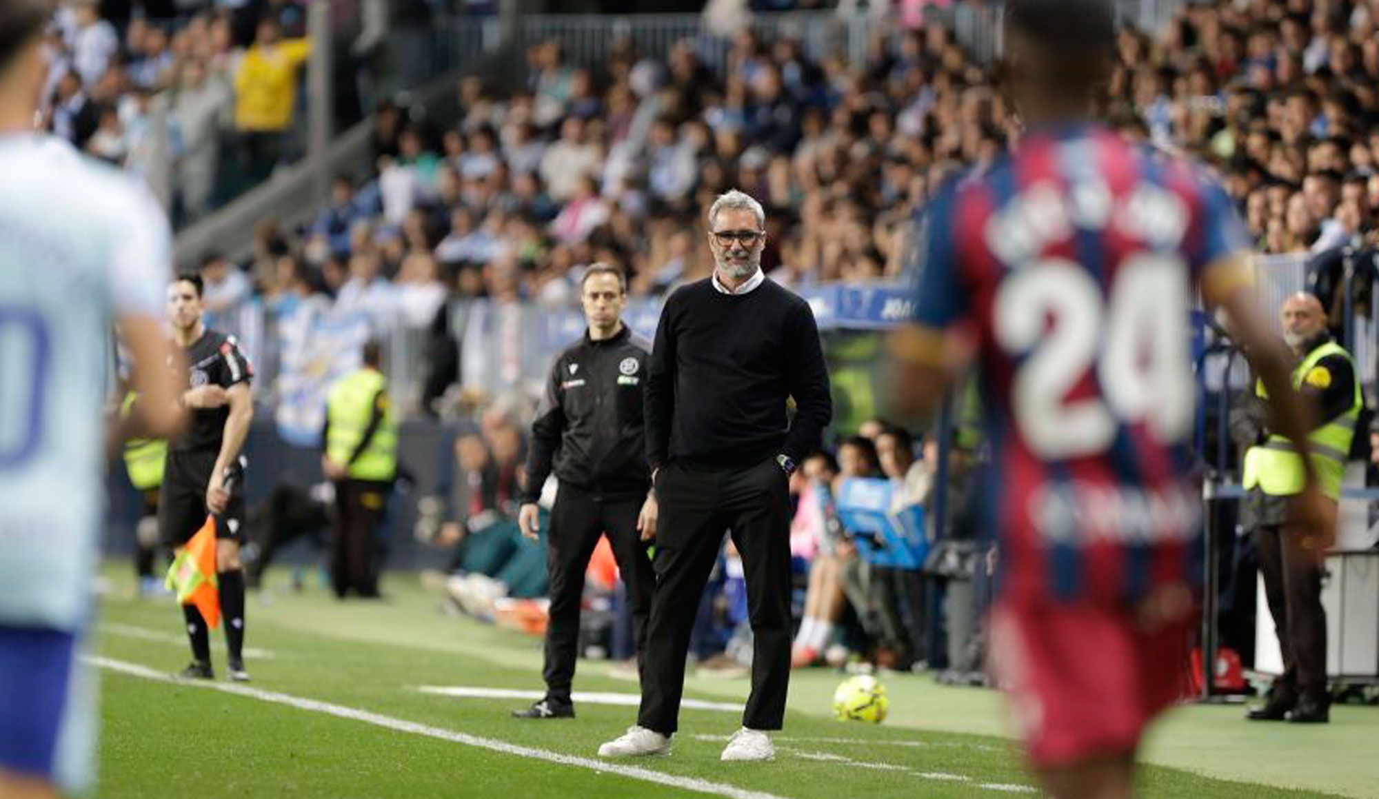 Bolo dirige al Huesca en el que ha terminado siendo su último partido en el equipo oscense. | LALIGA Bolo dirige al Huesca en el que ha terminado siendo su último partido en el equipo oscense. | LALIGA