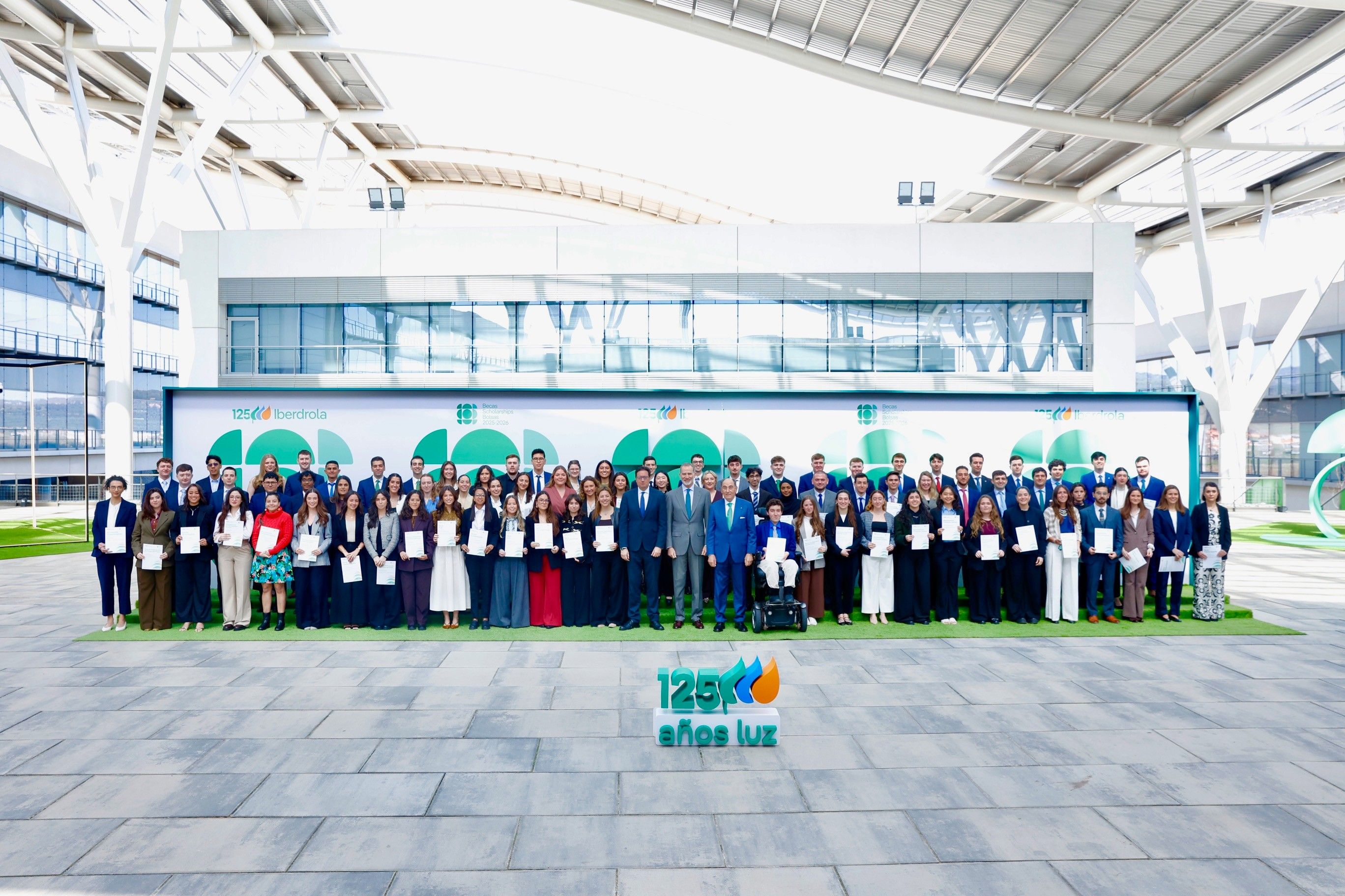 Foto de familia de las Becas Iberdrola 2024-2025. | L.N.C.