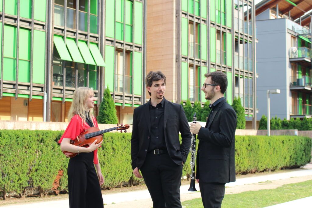 Bernardo Bertamini (clarinete), Elena Lorenzoni (viola) y Samuele Masera (piano) suenan este martes en León. Bernardo Bertamini (clarinete), Elena Lorenzoni (viola) y Samuele Masera (piano) suenan este martes en León.