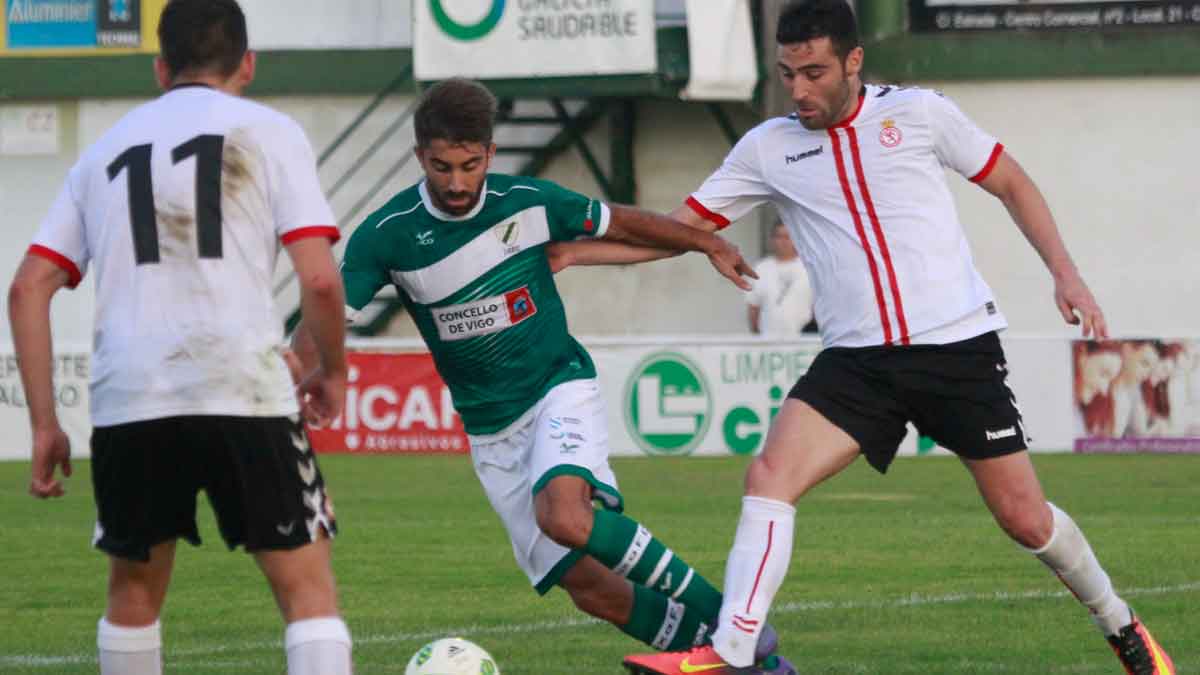 Benja intenta robar el balón a un atacante del Coruxo. | FARO DE VIGO