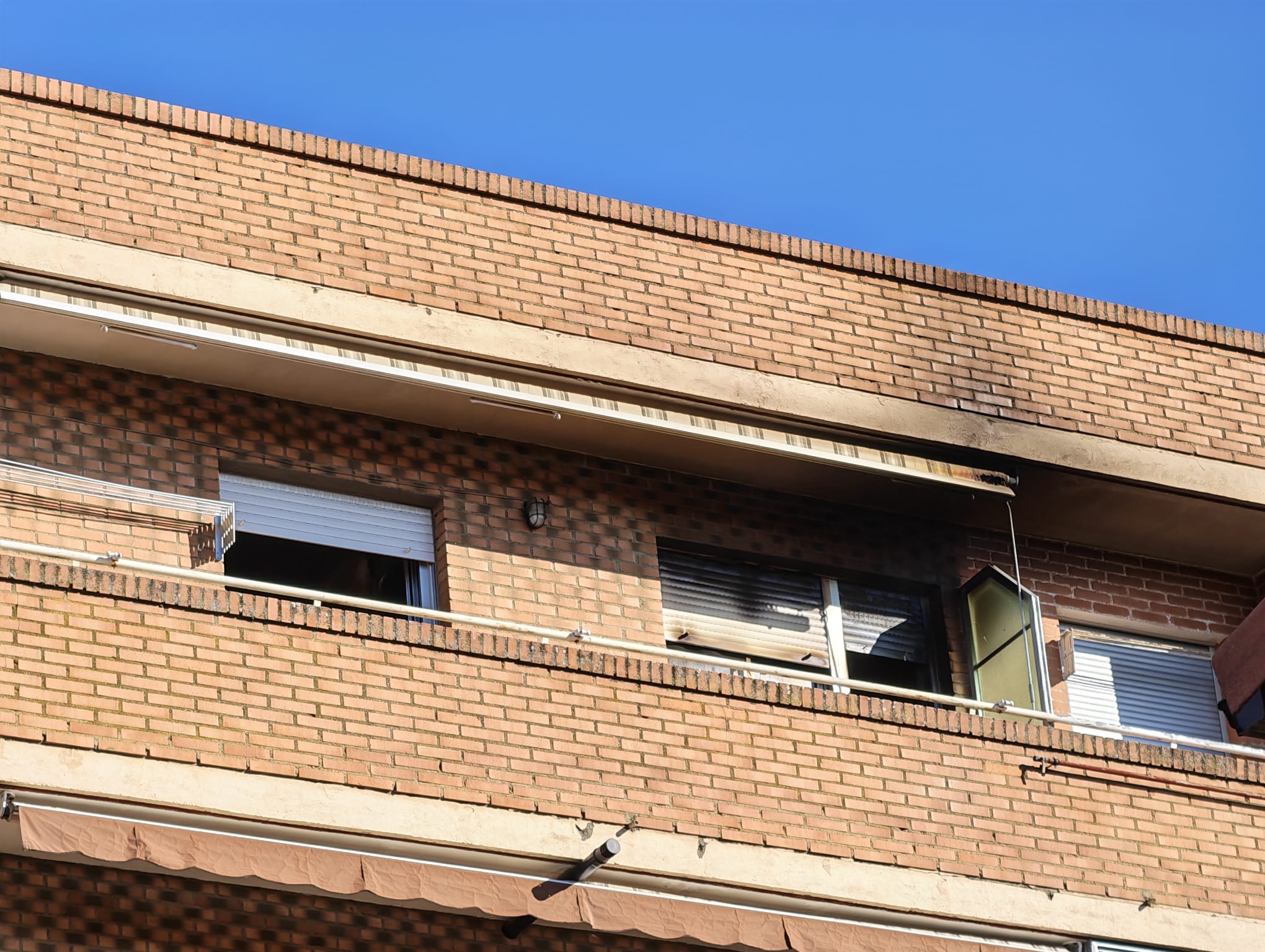 Ventana de la terraza por la que salía el humo de la vivienda. | L.N.C.