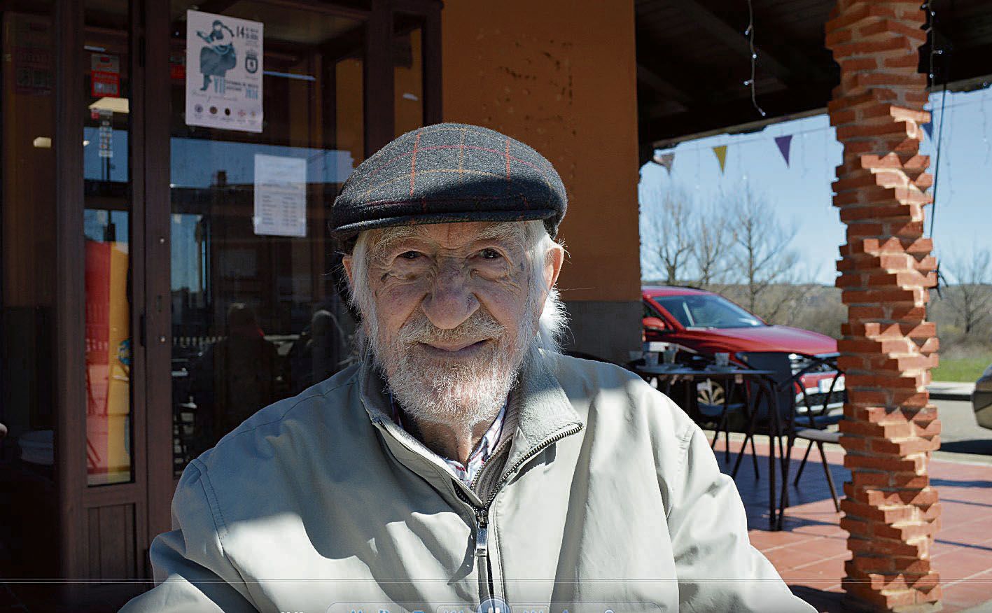 Manuel Cabezas acudió en la mañana de ayer a cumplir con el deber cívico del voto en Carbajal para a continuación disfrutar de otro rito dominical, tomar un vino por la comarca. | FULGENCIO FERNÁNDEZ