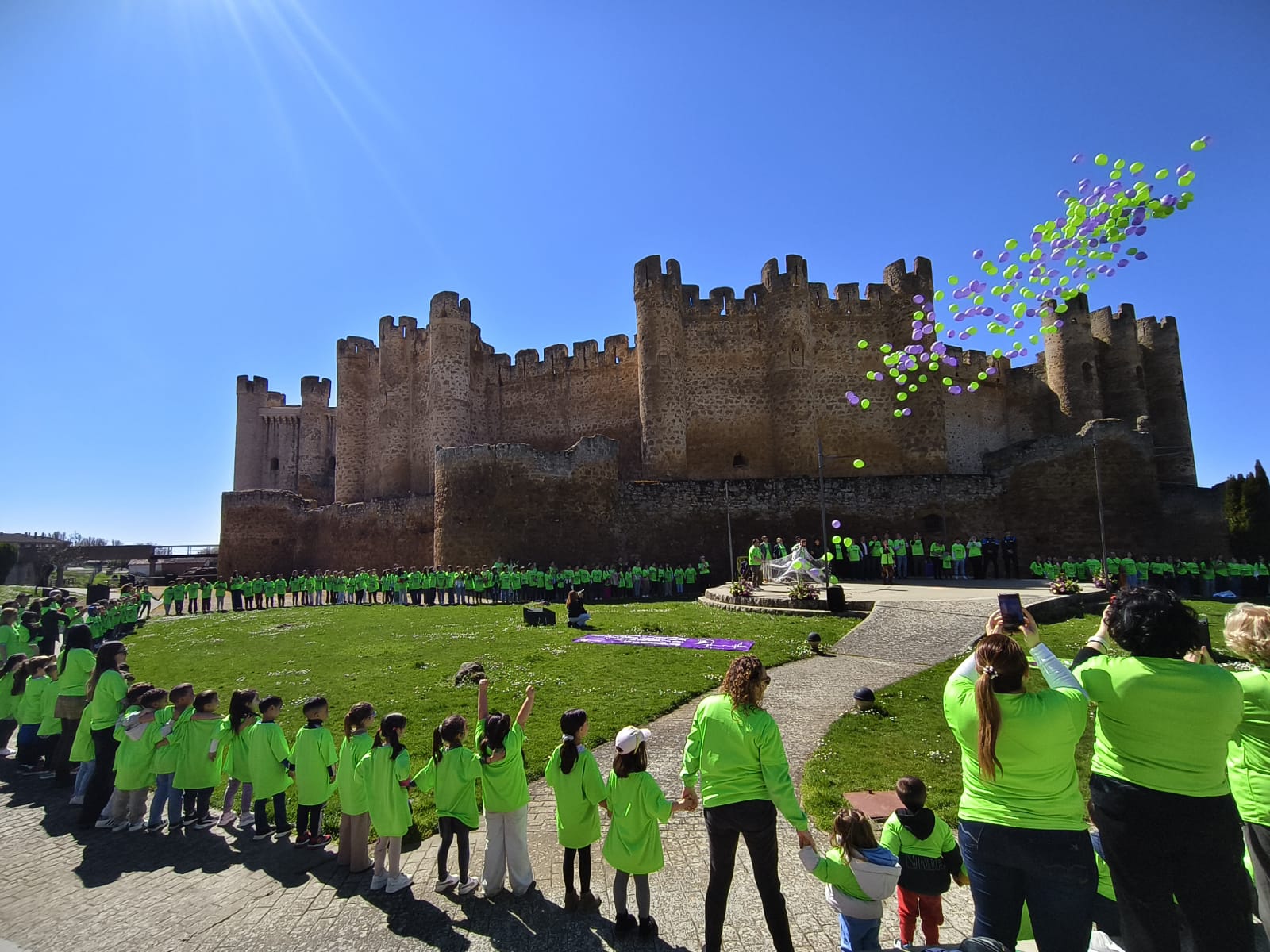 Suelta de globos durante el abrazo solidario por las enfermedades raras de este martes. | A. RODRÍGUEZ