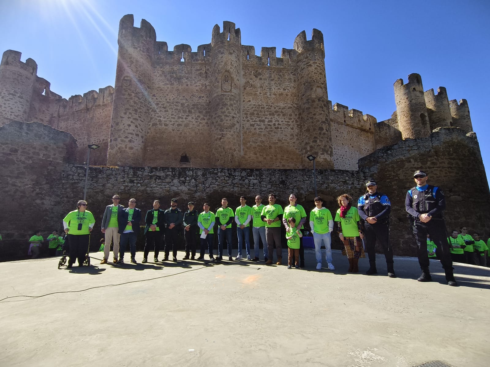 Foto de familia de las autoridades durante el acto junto al pequeño Darío. | A. RODRÍGUEZ
