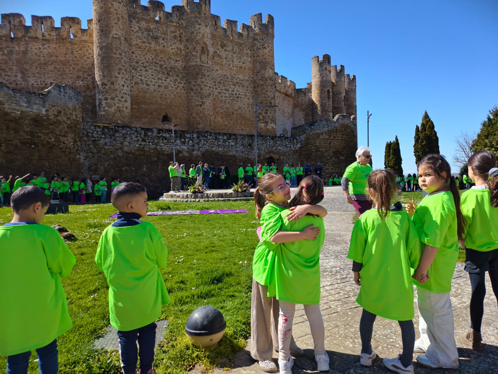 Dos niñas abrazándose durante el acto. | A. RODRÍGUEZ