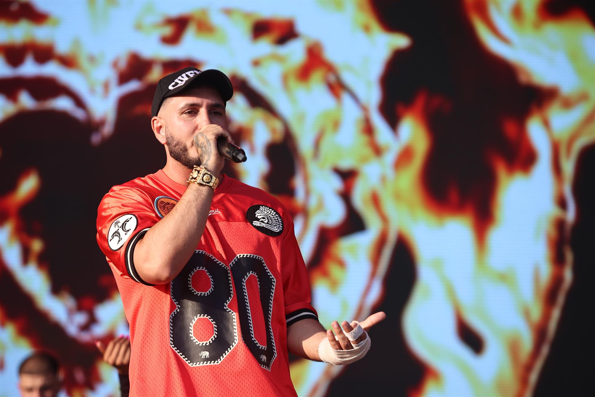 Omar Montes sobre el escenario del Puro Latino Fest. | JOAQUÍN CORCHERO (Europa Press) 