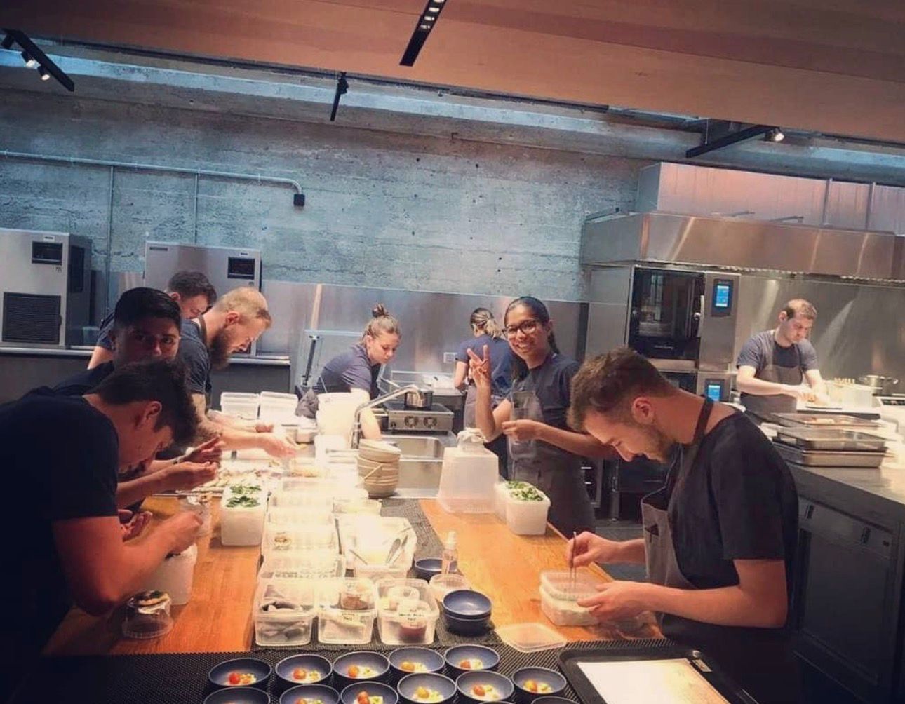 El leonés Rubén Barroso (d) en la cocina del Noma, en Copenhague, en 2019. | L.N.C.