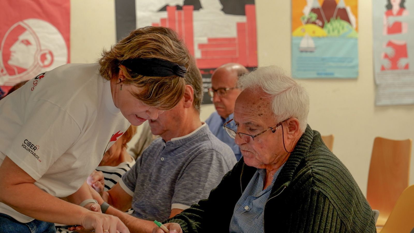 Una formadora ofrece apoyo a uno de los beneficiarios durante una actividad | L.N.C.