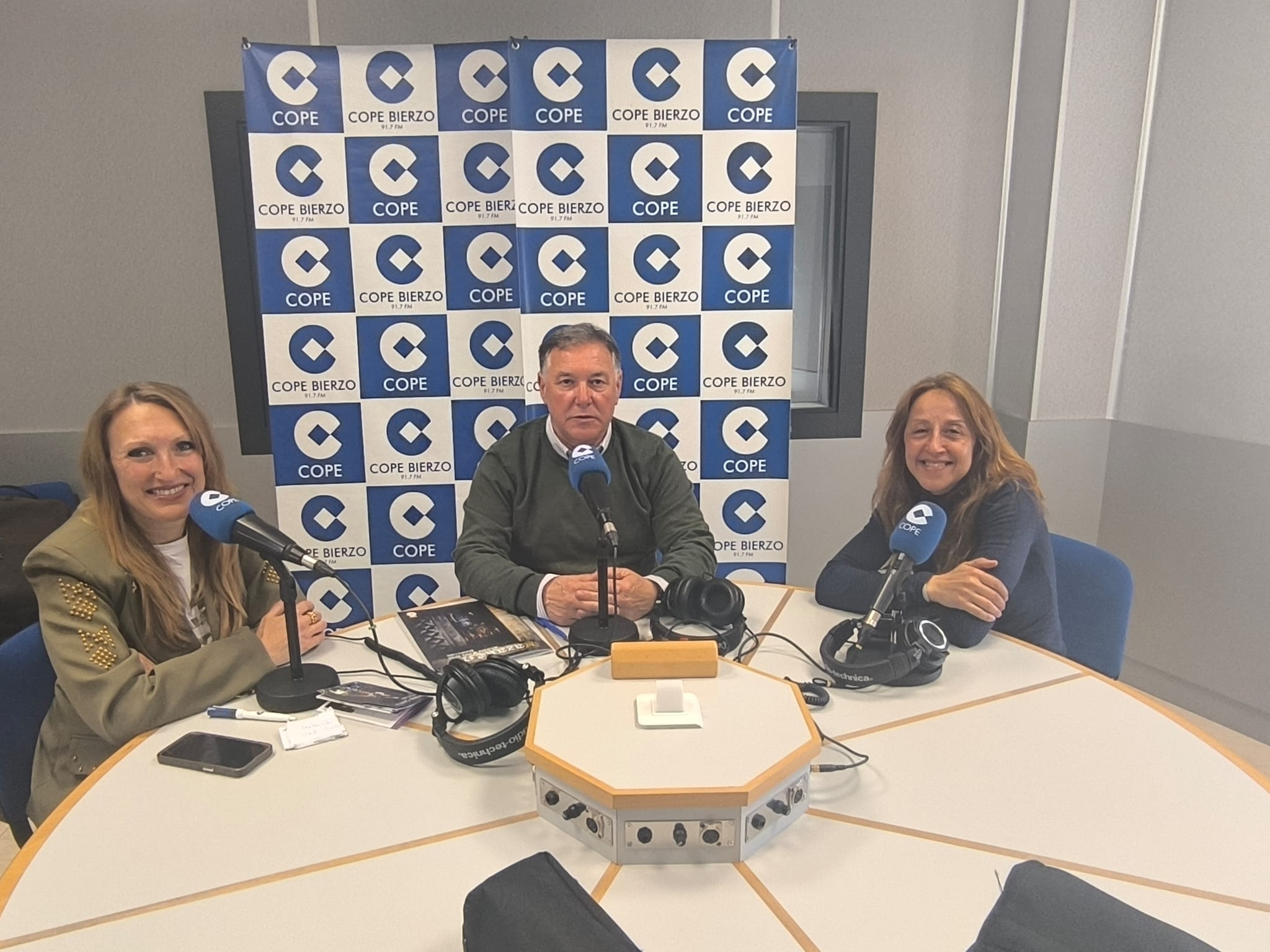Salvador Fernández compartiendo el espacio Entre Nosotras.