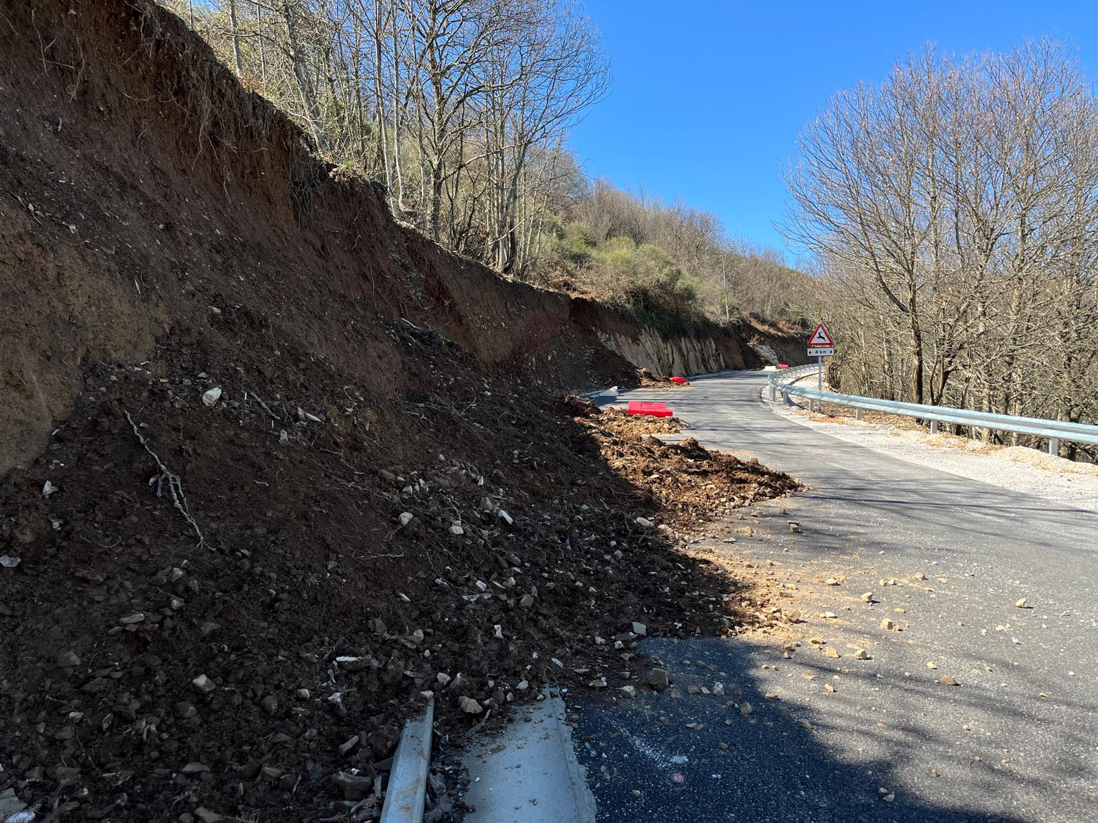 Desprendimientos en la carretera que sube desde Corullón a Cadafresnas. | D.M.