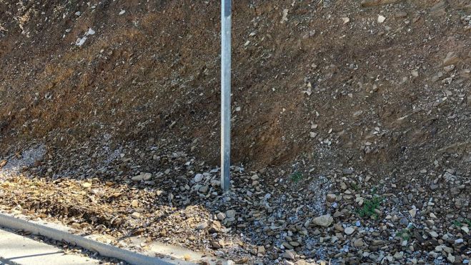 Se nota que la ladera está suelta y no cuenta con contención. | D.M.