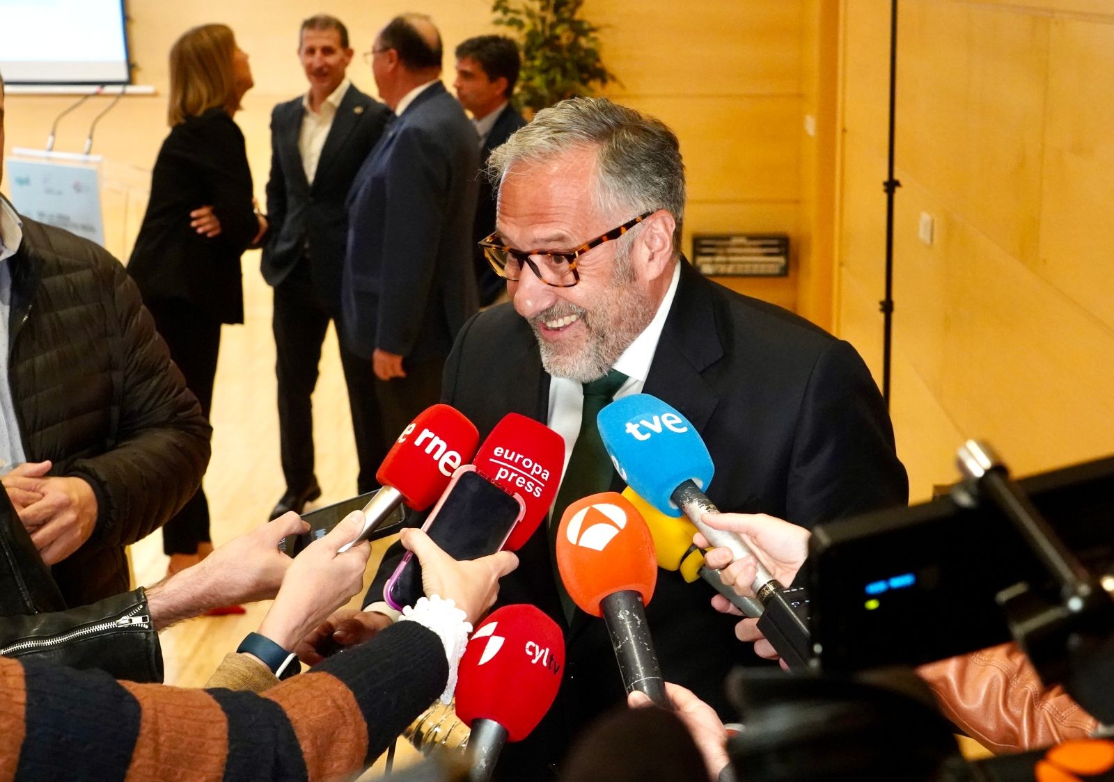 El presidente de las Cortes de Castilla y León, Carlos Pollán, atiende a los medios | MIRIAM CHACÓN / ICAL