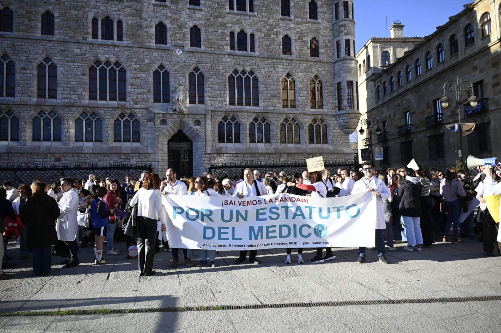 Un instante de la manifestación de los medicos leoneses durante la tarde de hoy| SAÚL ARÉN 