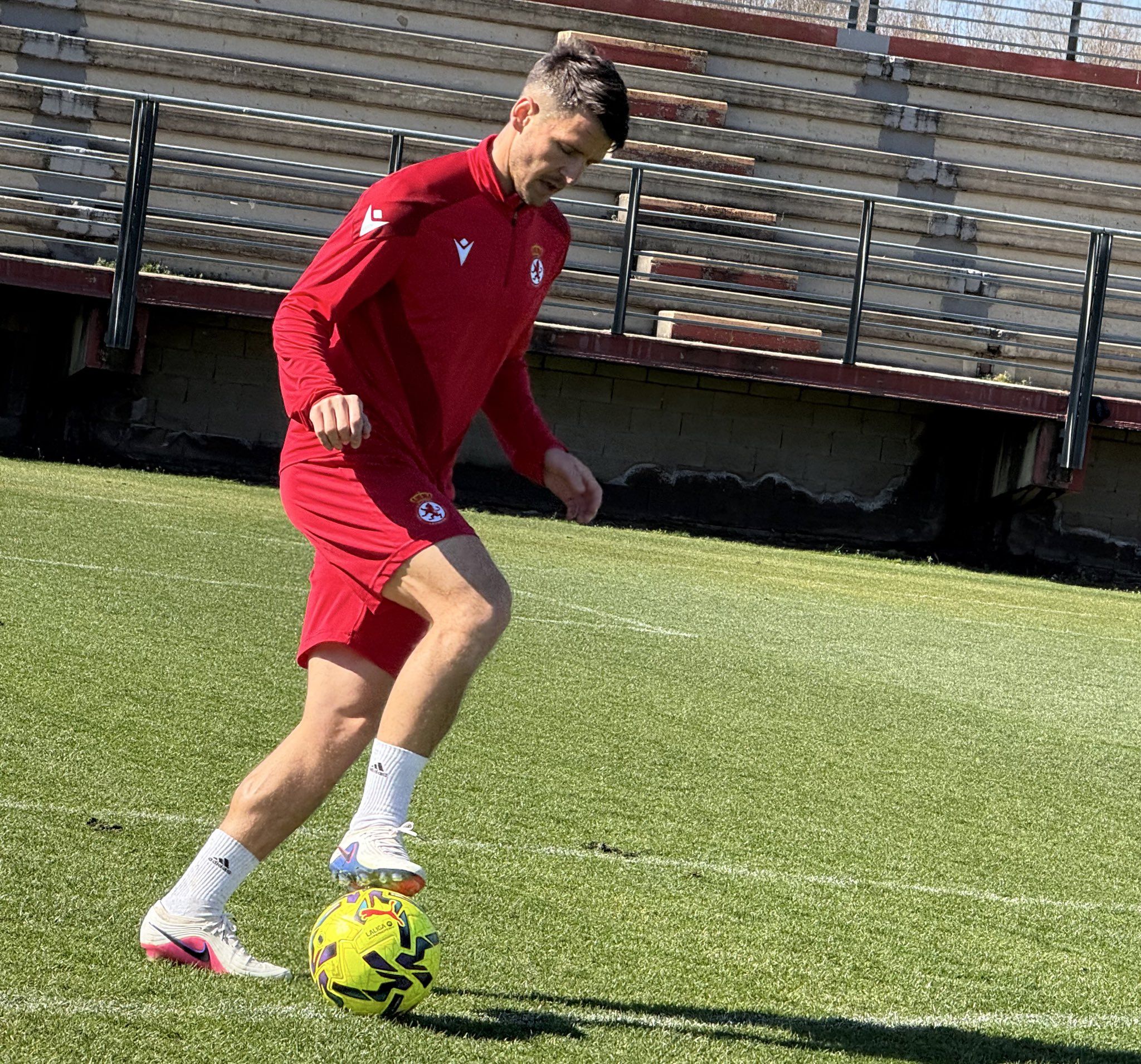 Radoja conduce el balón durante un ejercicio en solitario en el Área este martes. | CYD