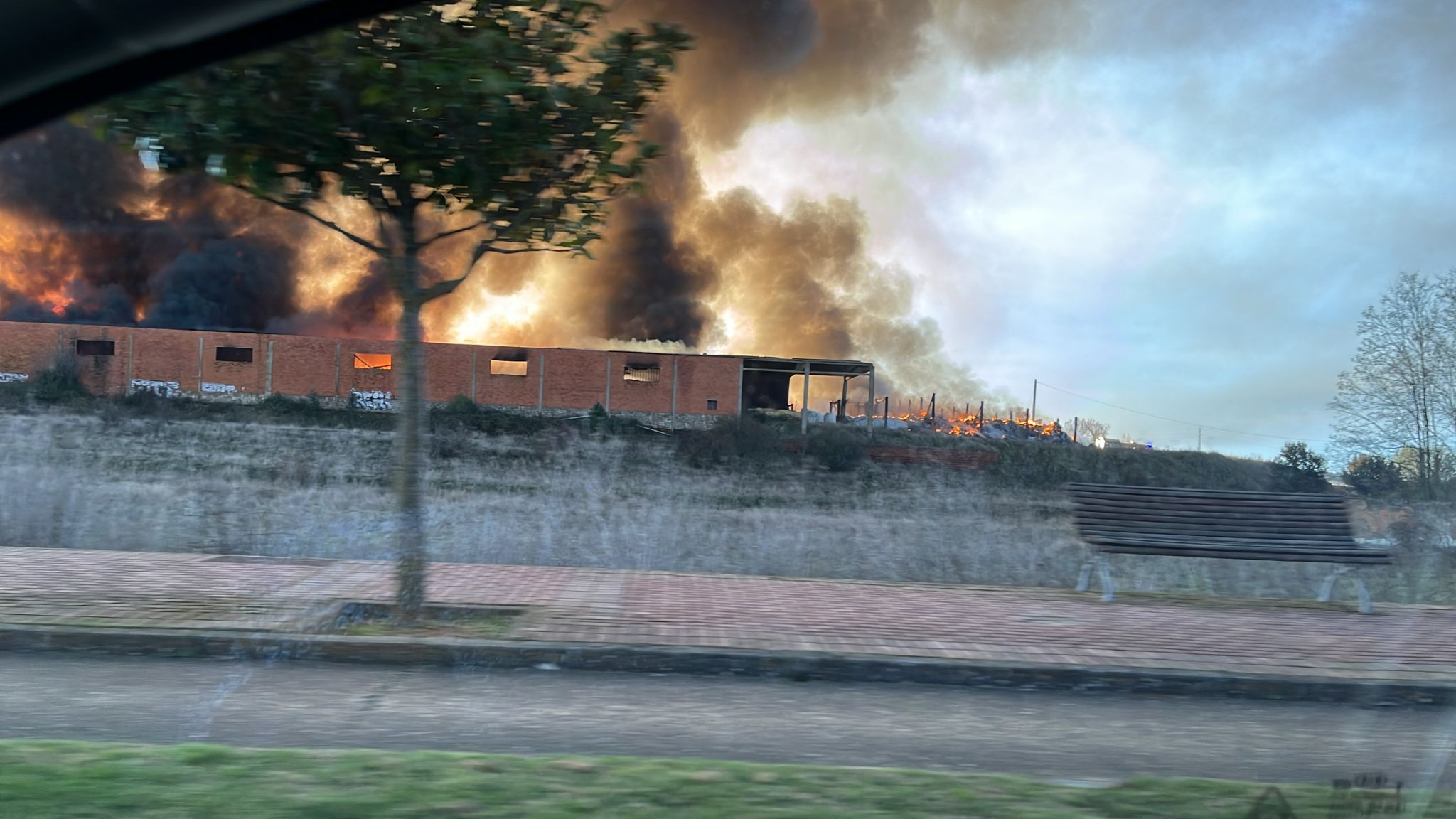 Llamas en el almacén a primera hora de la mañana de este miércoles.