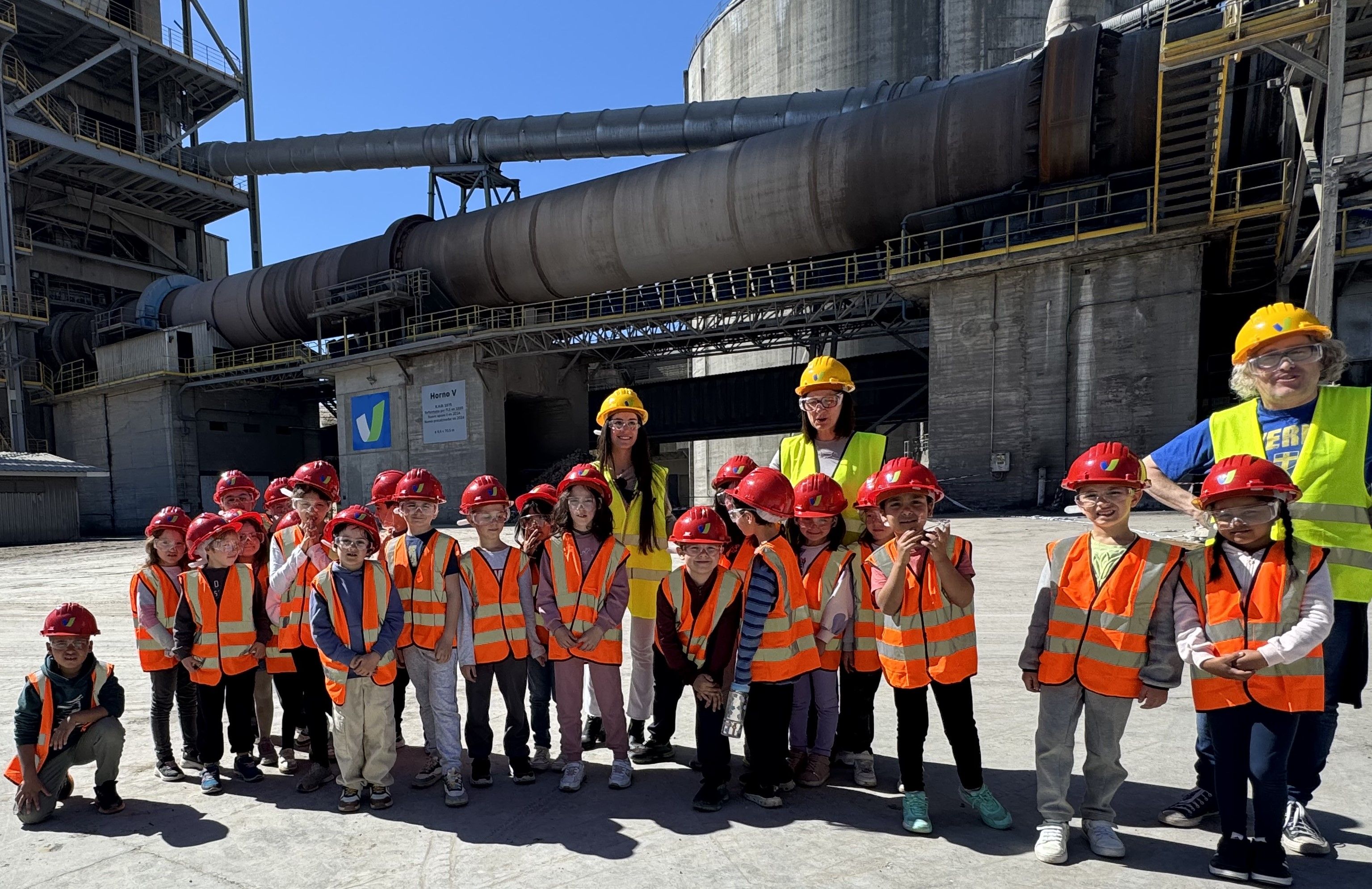 Visita de los alumnos a la cementera.