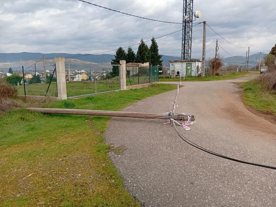 Poste de la luz caído en una calle del municipio desde hace más de un mes.