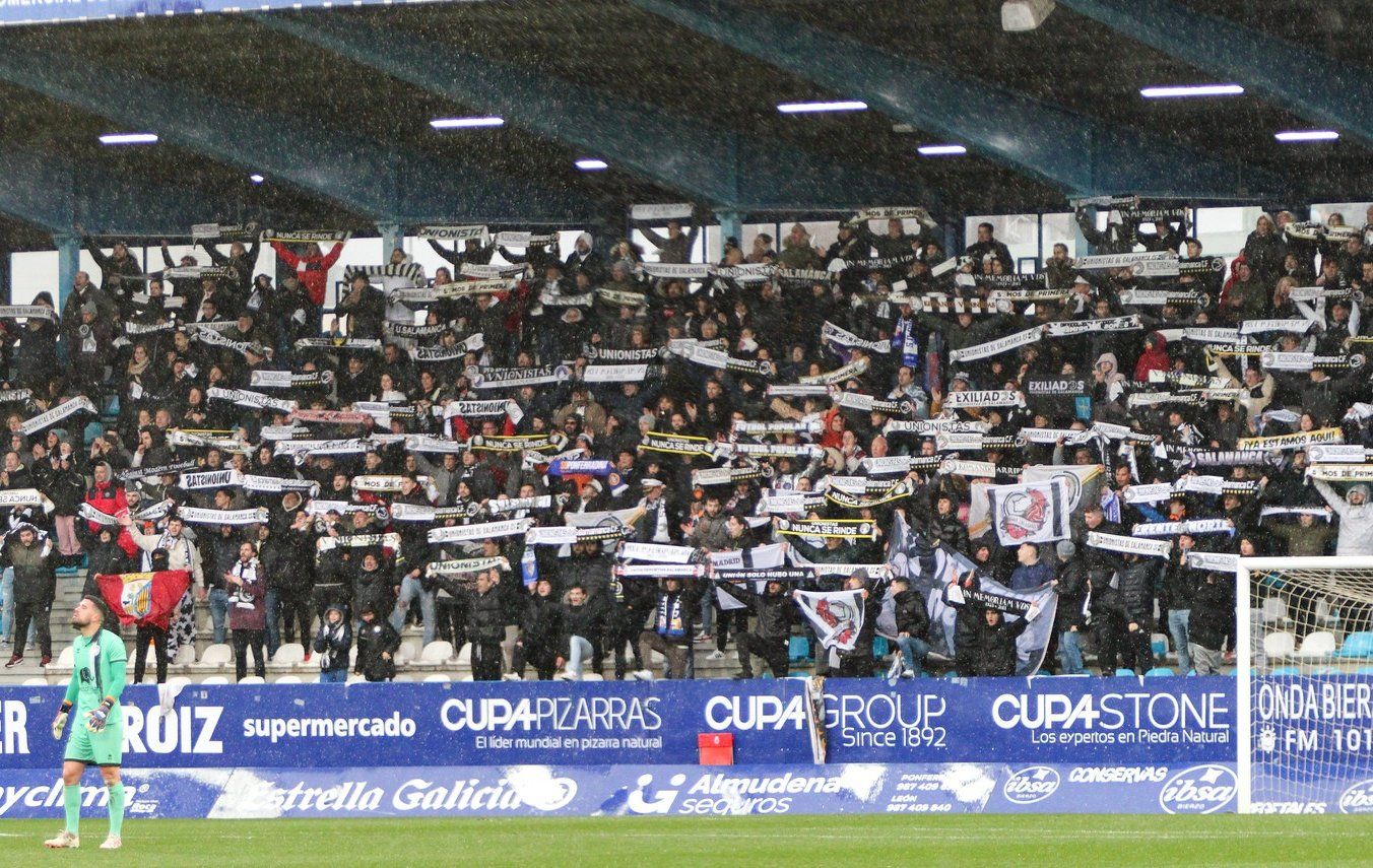 Afición de Unionistas durante un partido en El Toralín. UNIONISTAS