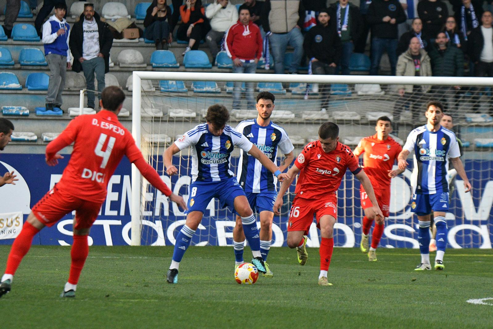 Slavy intentando regatear a un rival en el partido ante el Osasuna B en El Toralín. ENRIQUE RAMÓN